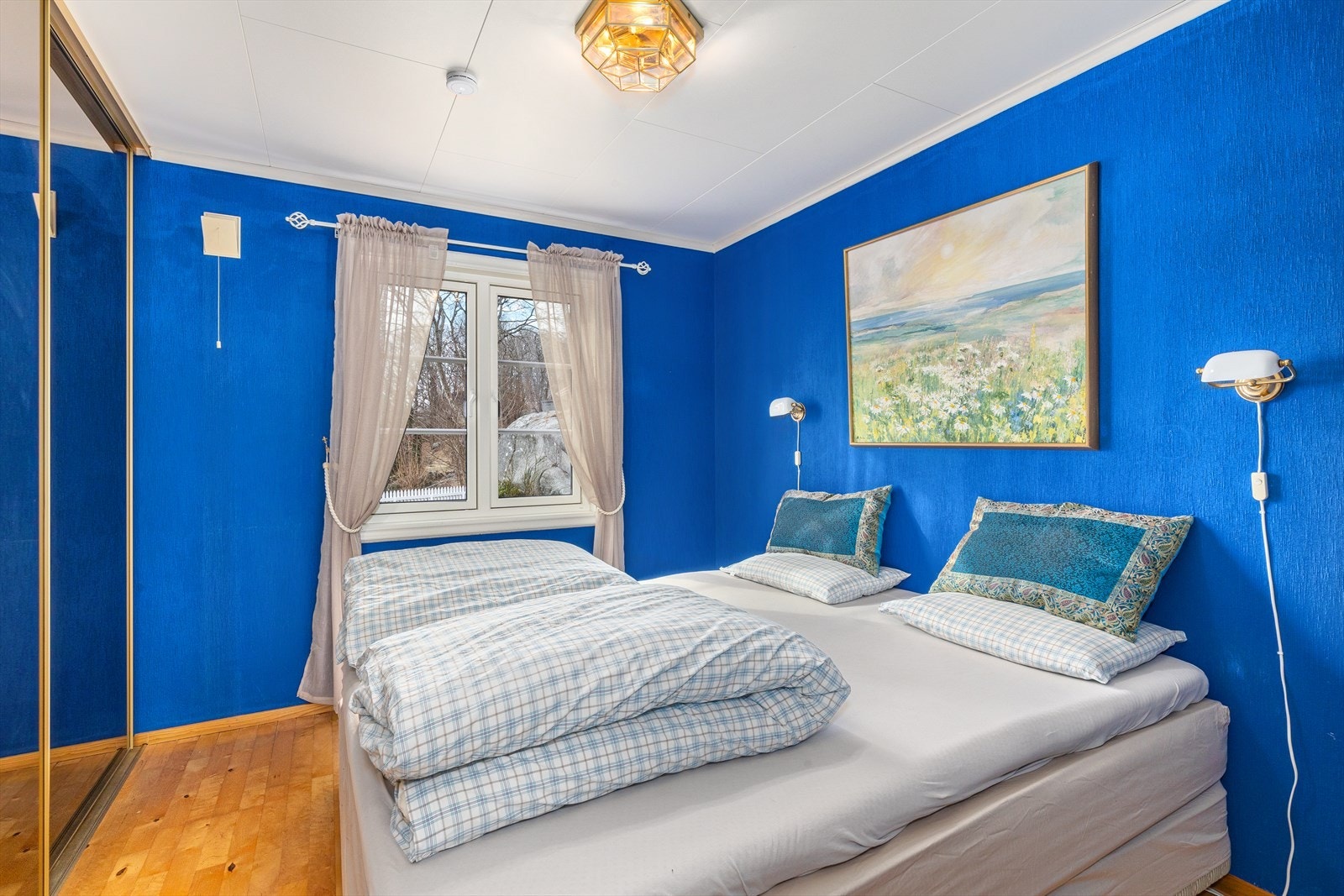 Hovedsoverommet ligger innenfor bad i første etasje og har skyvedørsgarderobe med speilfronter. Galleribilde