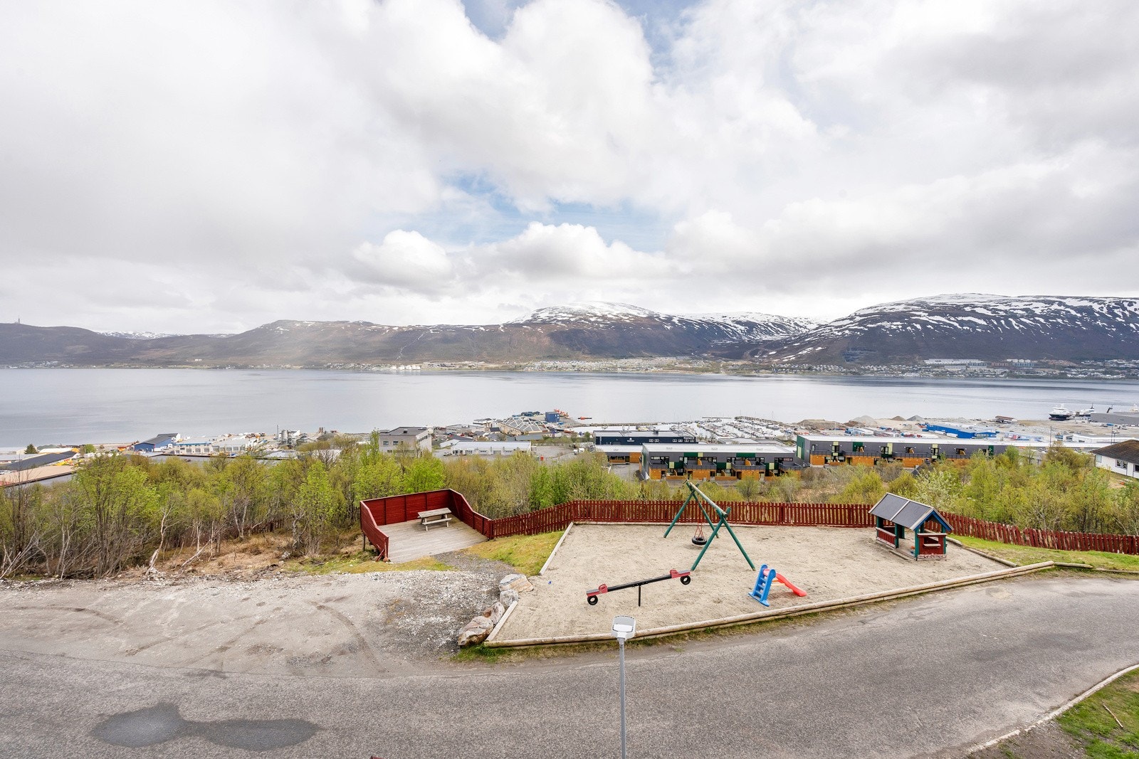 Det er flere lekeplasser i borettslaget Galleribilde