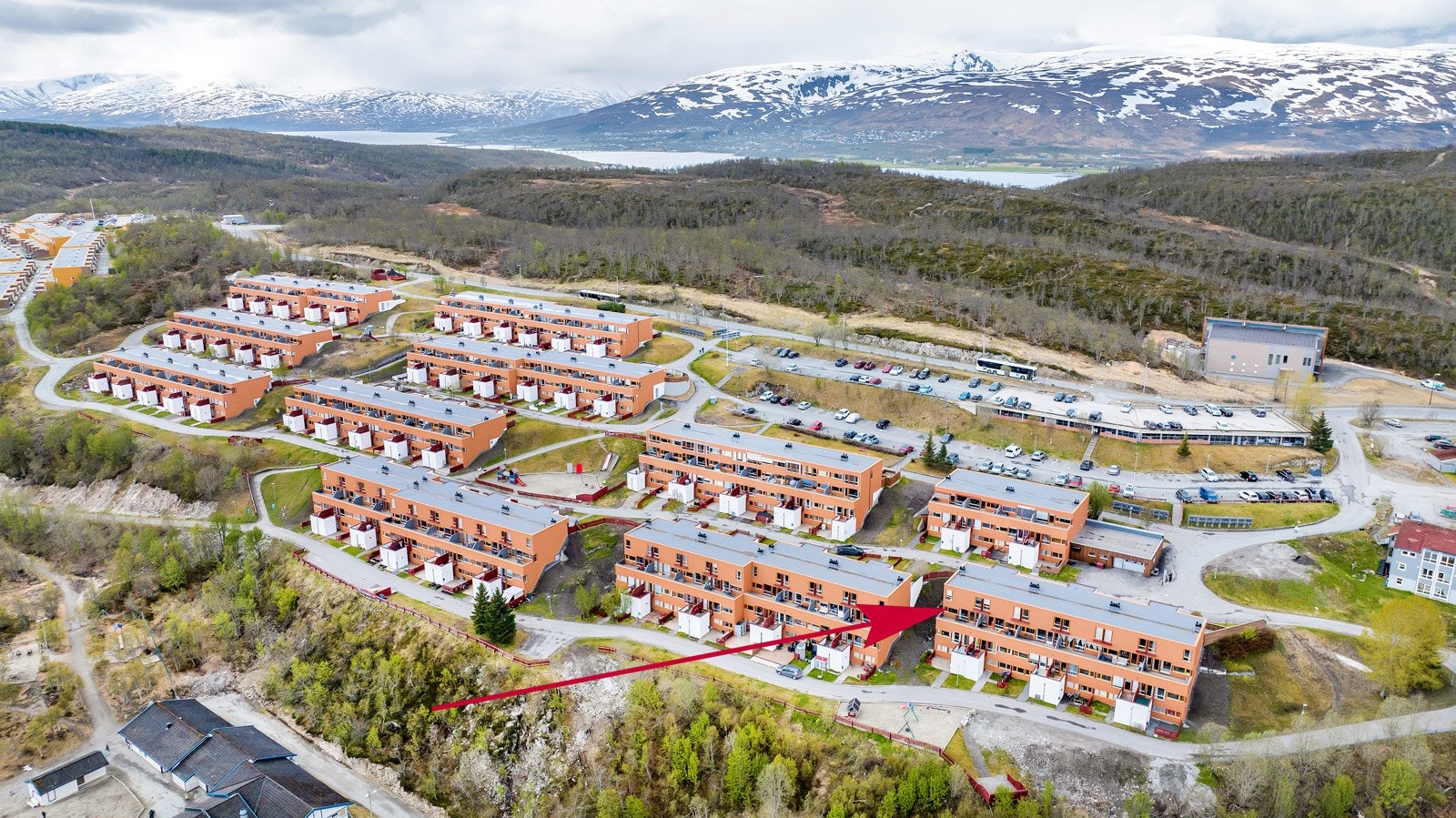 Det er et åpent og bilfritt uteområde utenfor leiligheten Galleribilde