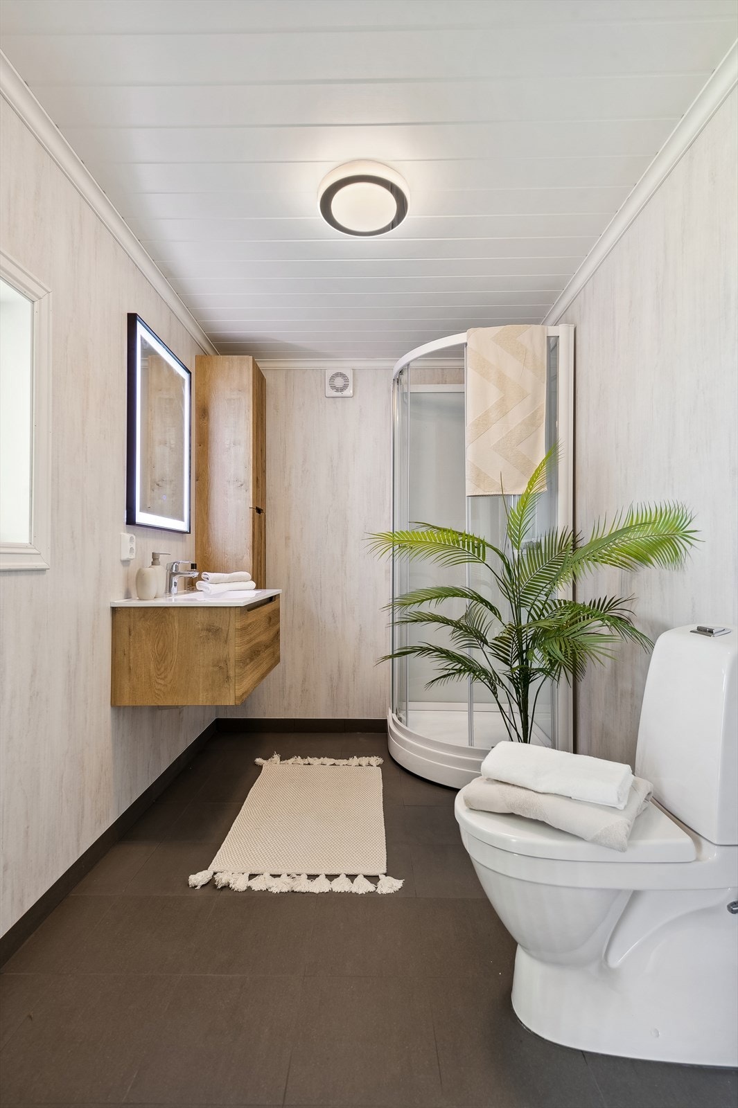 Innbydende bad med dusjkabinett. Galleribilde