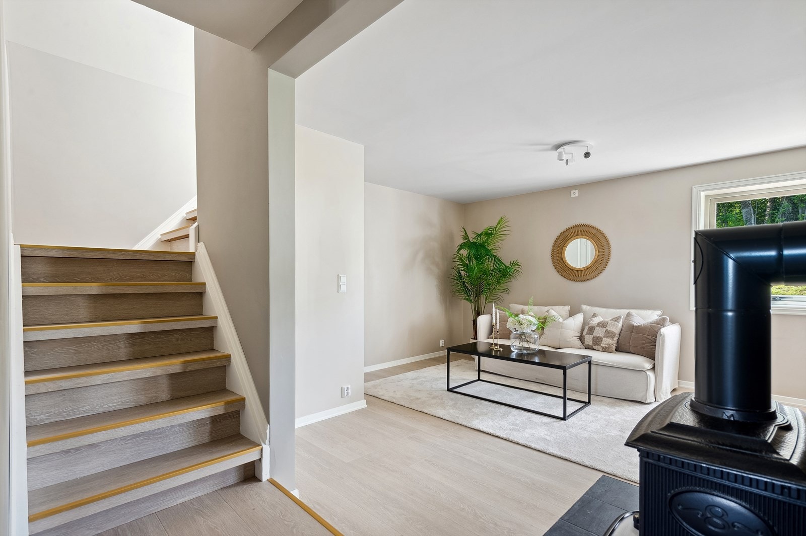 Stuen har adkomst til andre etasje. Galleribilde