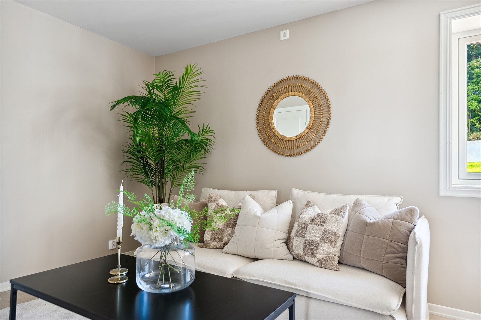 Stue med hyggelig sofakrok. Galleribilde