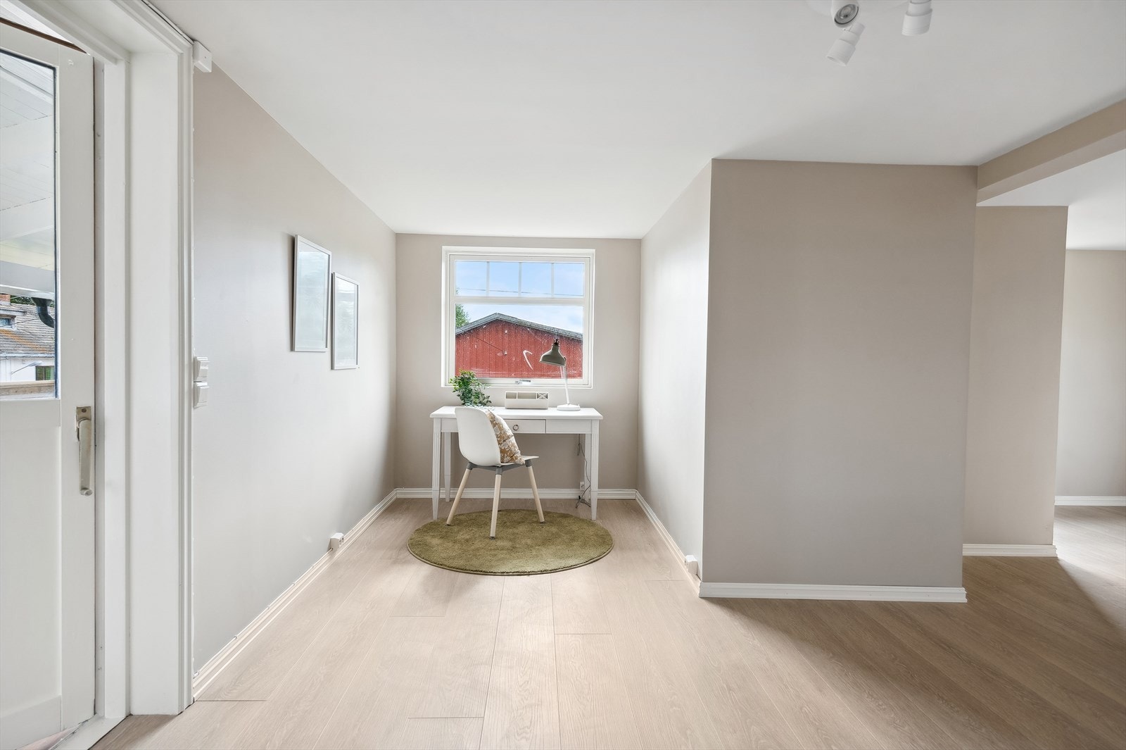 Fin kontorplass på gang i andre etasje. Galleribilde