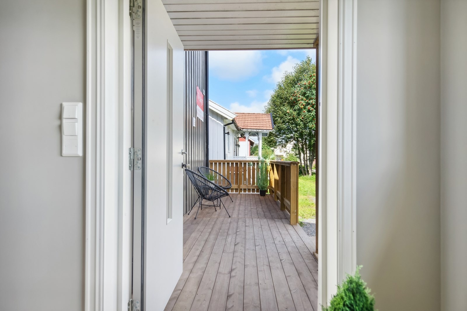 Utgang til hyggelig uteplass. Galleribilde