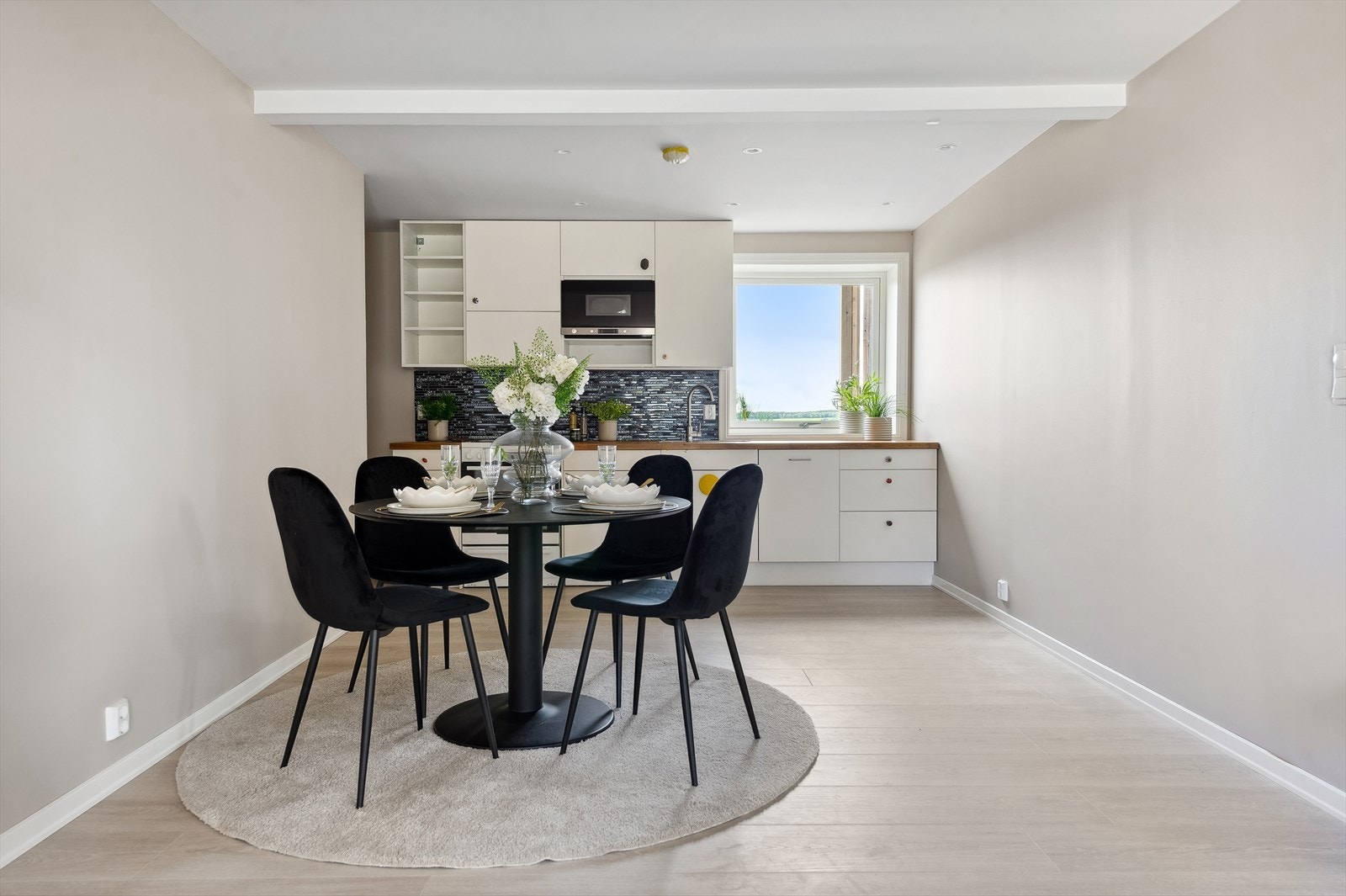 Kjøkkenet har fin plass til spisebord. Galleribilde