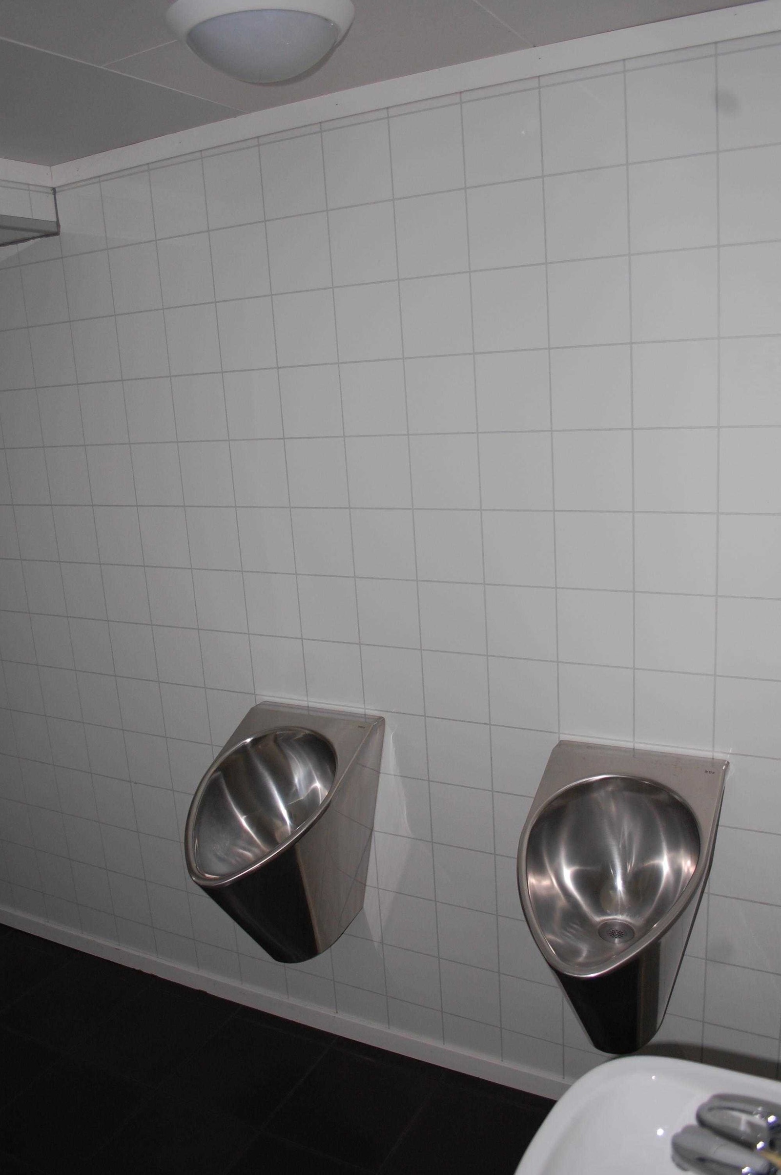 1 WC + 3 pissoar. Galleribilde