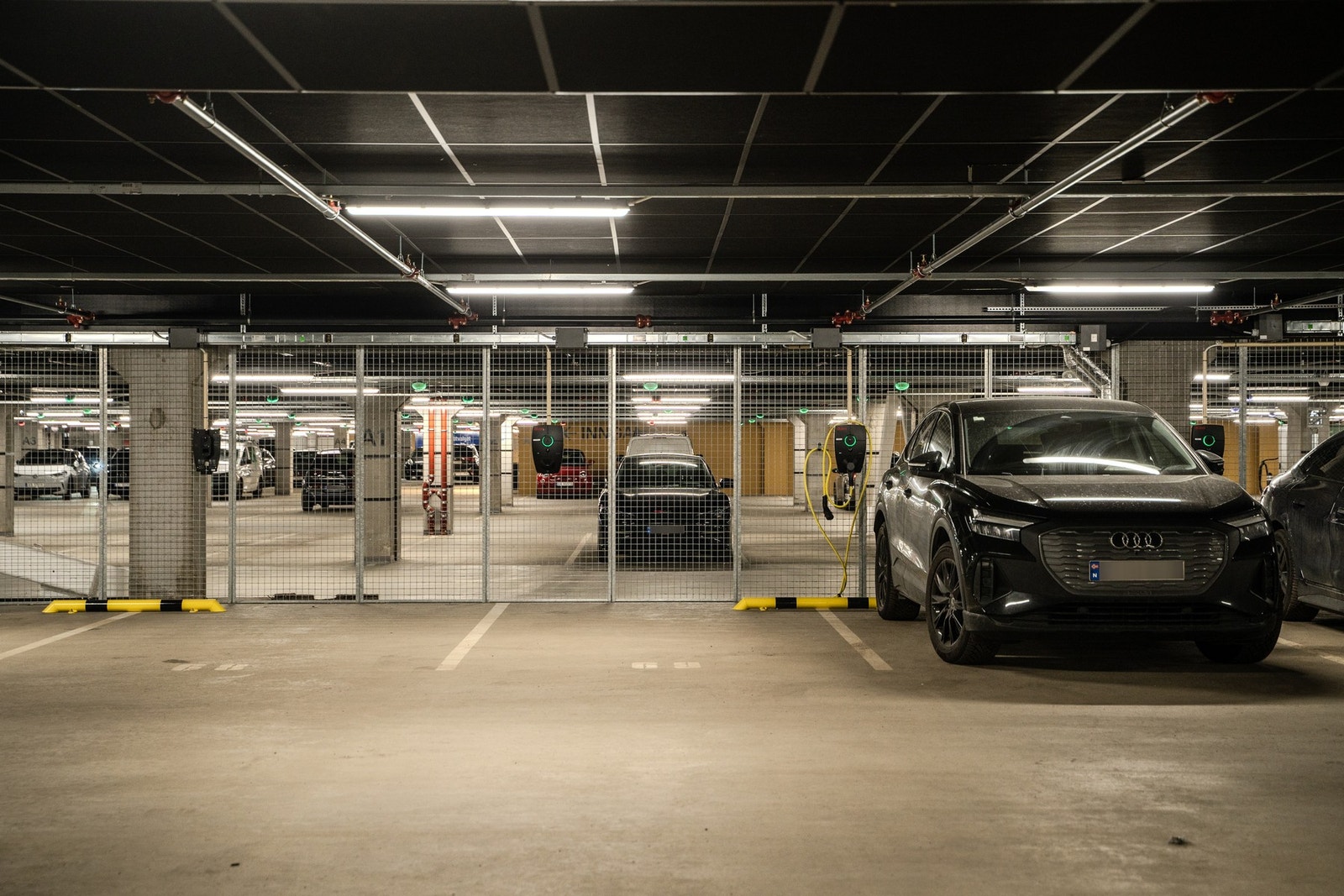 Det medfølger en fast parkeringsplass til leiligheten i felles garasjeanlegg med el-bil lader. Galleribilde