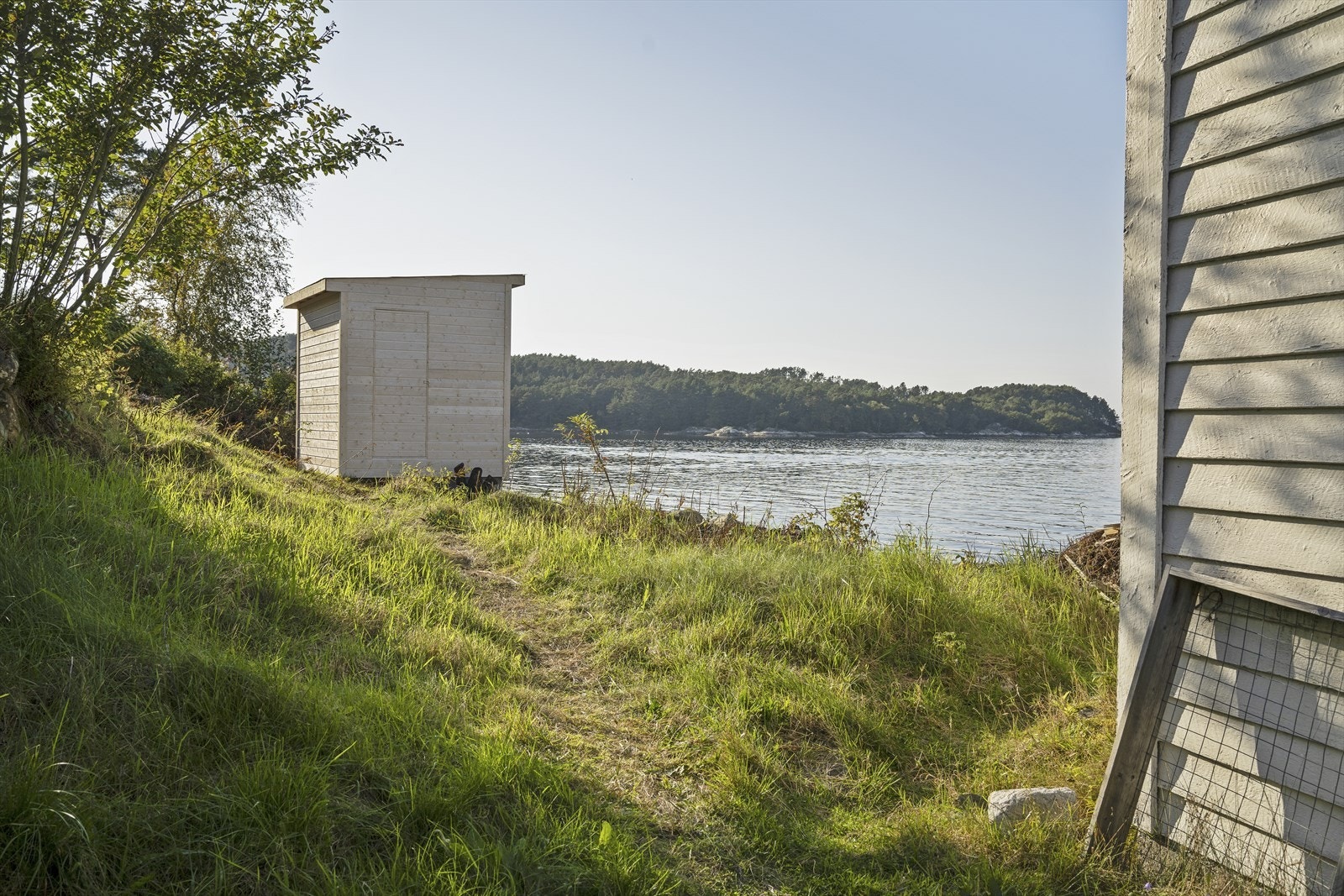 Uthus/badehus er oppført på grunnmur i betong. Det sto tidligere et hønsehus på fundament. Vegger og takkonstruksjon er i tre. Dør er i tre. Galleribilde