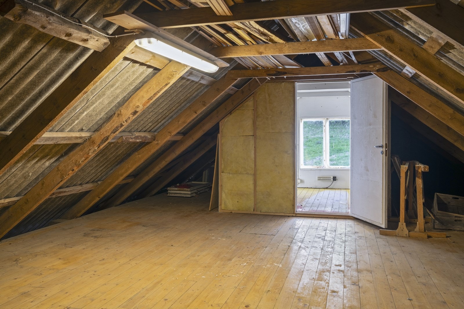 Det er innlagt strøm med eget sikringsskap (skrusikringer) og 3-faset strøm. Galleribilde