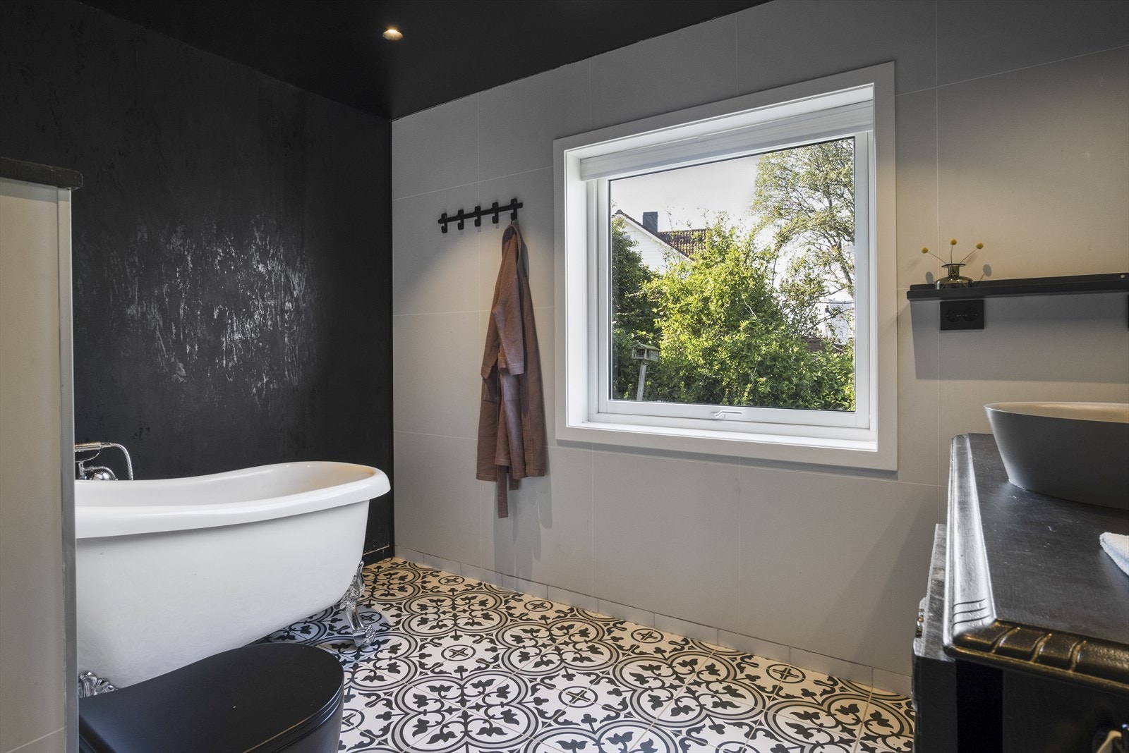Badet ble pusset opp i 2019, da med moderne flisevalg på gulvet og lyse baderomsplater på vegger. Galleribilde