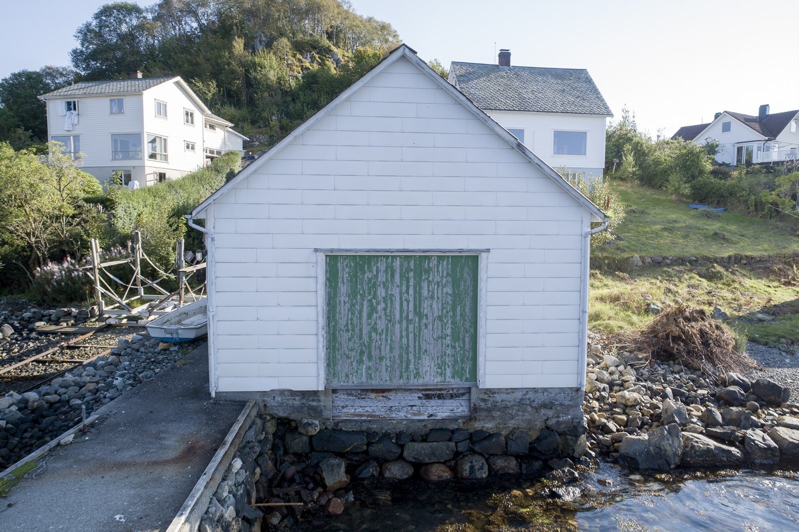Her er det oppført et stort naust over to plan, badehus og en funksjonell garasje. Galleribilde