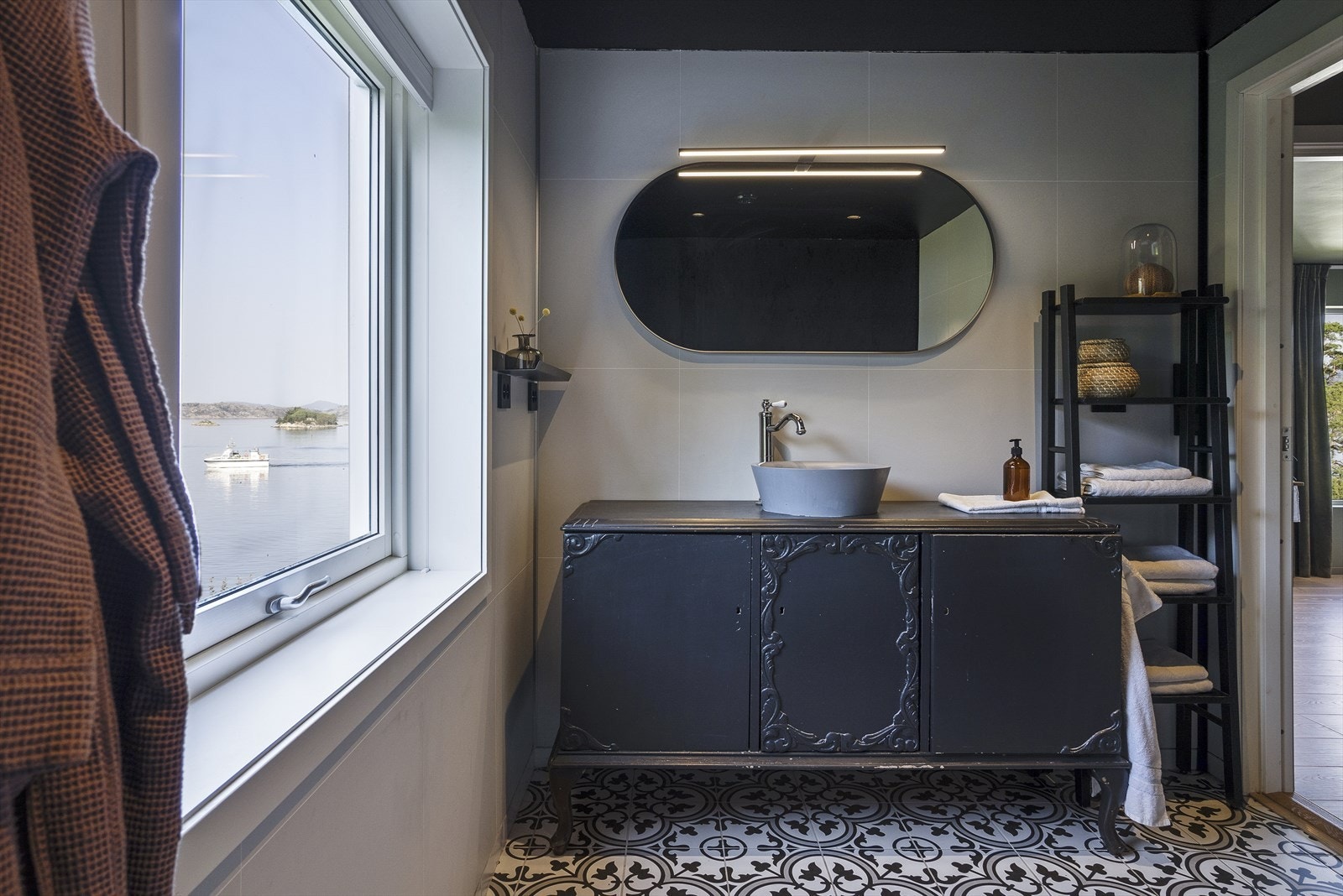 Badet er ellers innredet med badekar, veggheng toalett og baderomsinnredning med vask. Galleribilde