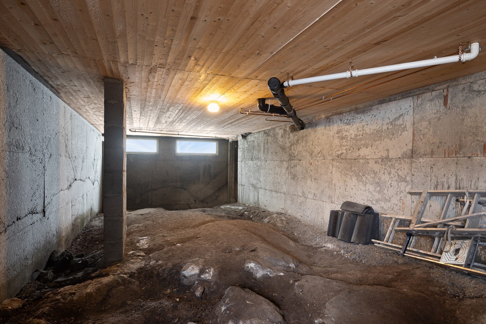 Grovkjeller med lagringsplass for utemøbler, sykler, akebrett m.m. Galleribilde