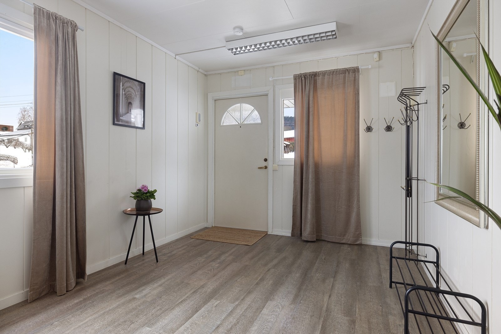 Lys og fin entré, med plass til å henge opp klær, sette fra seg sko, evt. ha en kommode eller et skap Galleribilde