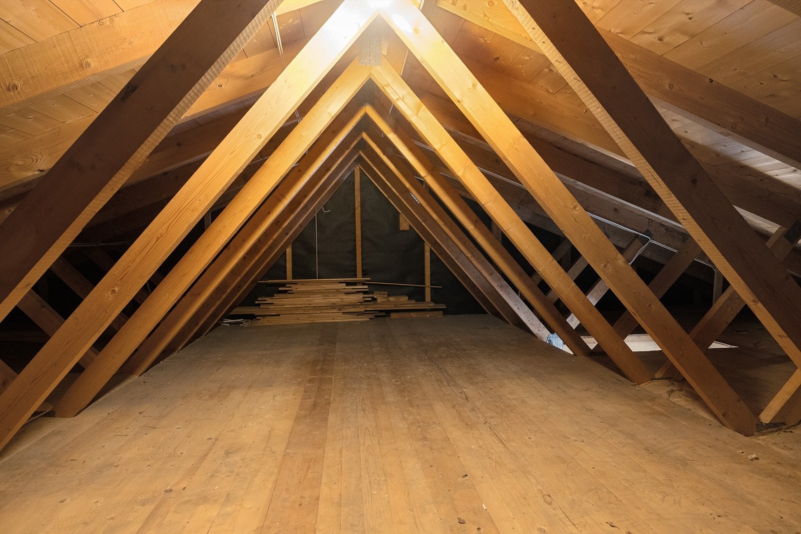 Stort loft med god lagringsplass Galleribilde