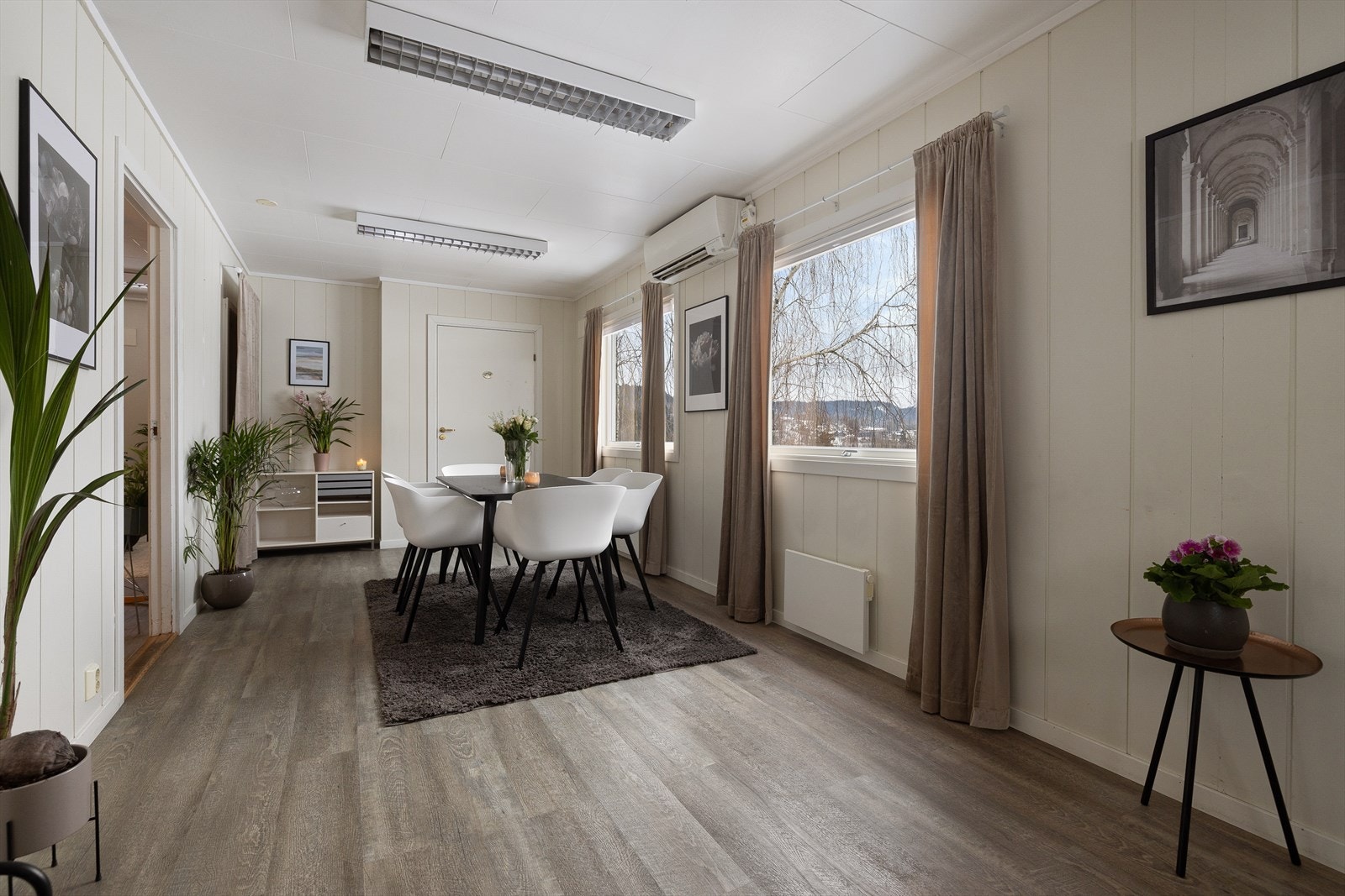 Eiendommen har en innholdsrik og fin planløsning i dag, samt har godkjente tegninger med en optimal løsning som enebolig Galleribilde