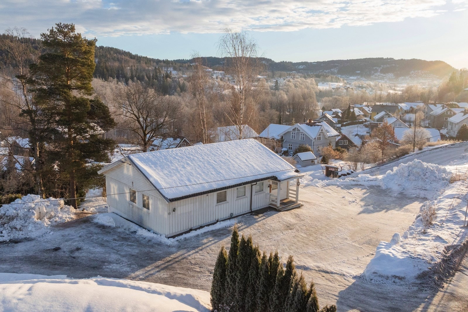 Eiendommen ligger i et veletablert og barnevennlig boligområde. Her bor man i naturskjønne omgivelser, samtidig som det er sentralt med kort vei til det meste man trenger i hverdagen Galleribilde