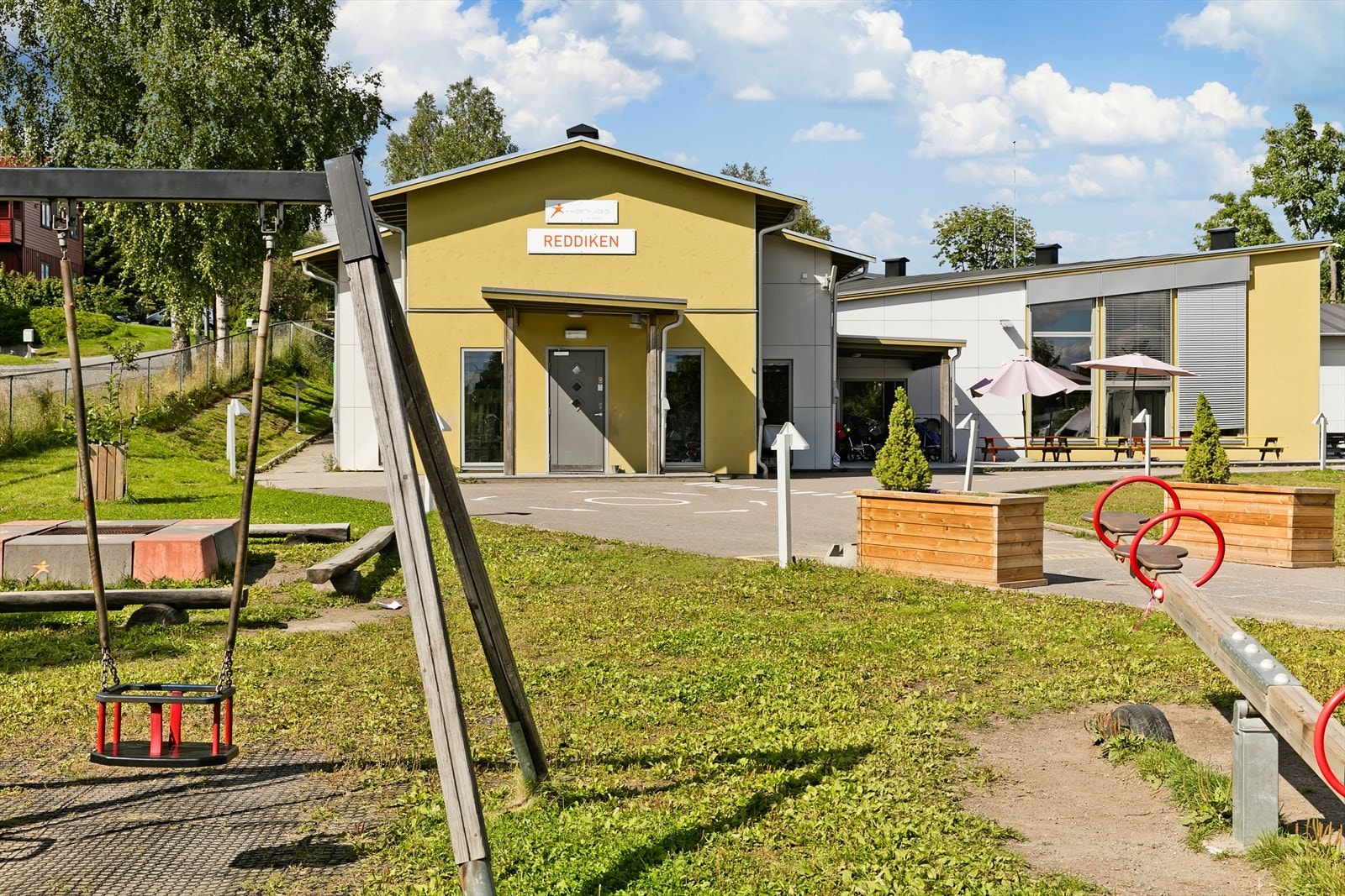 Det er flere barnehager i nærområdet, bl.a. Reddiken like ved Lommedalen skole Galleribilde