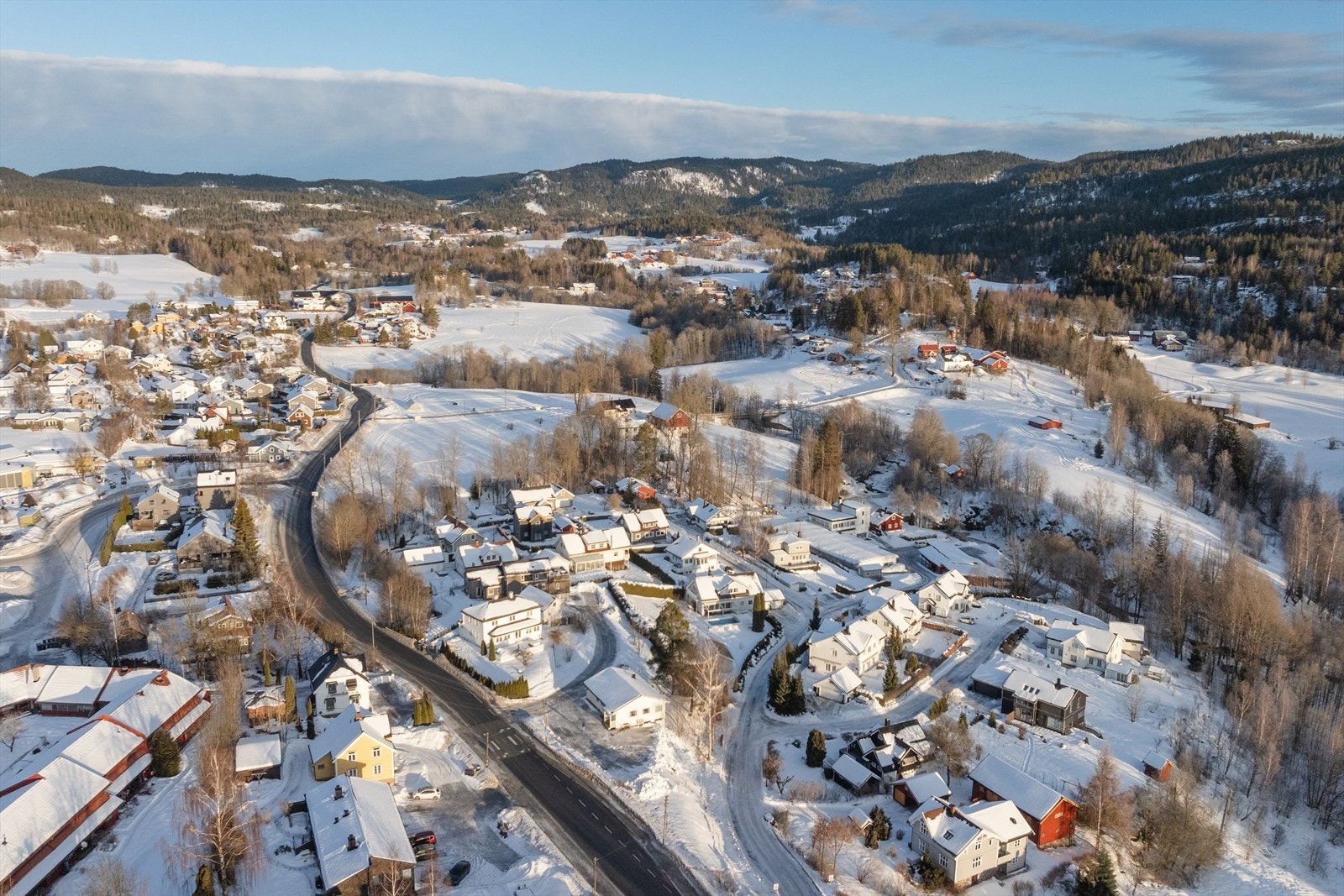 Umiddelbar nærhet til Bærumsmarka med unike turstier, sykkelstier samt skiløyper og betjente hytter. Bærumsmarka og Krokskogen tilbyr flotte grusveier og stier med mulighet til sykkeleldorado Galleribilde