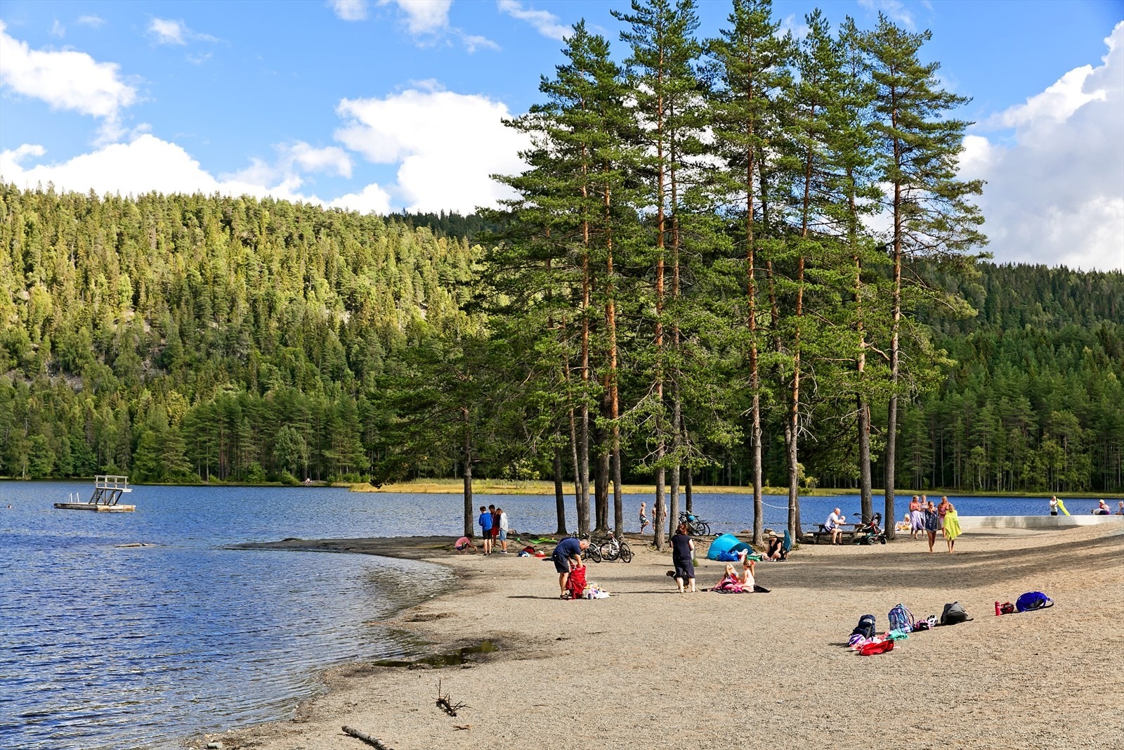 I sommerhalvåret kan Burudvann benyttes til strandliv, bading og fisking Galleribilde