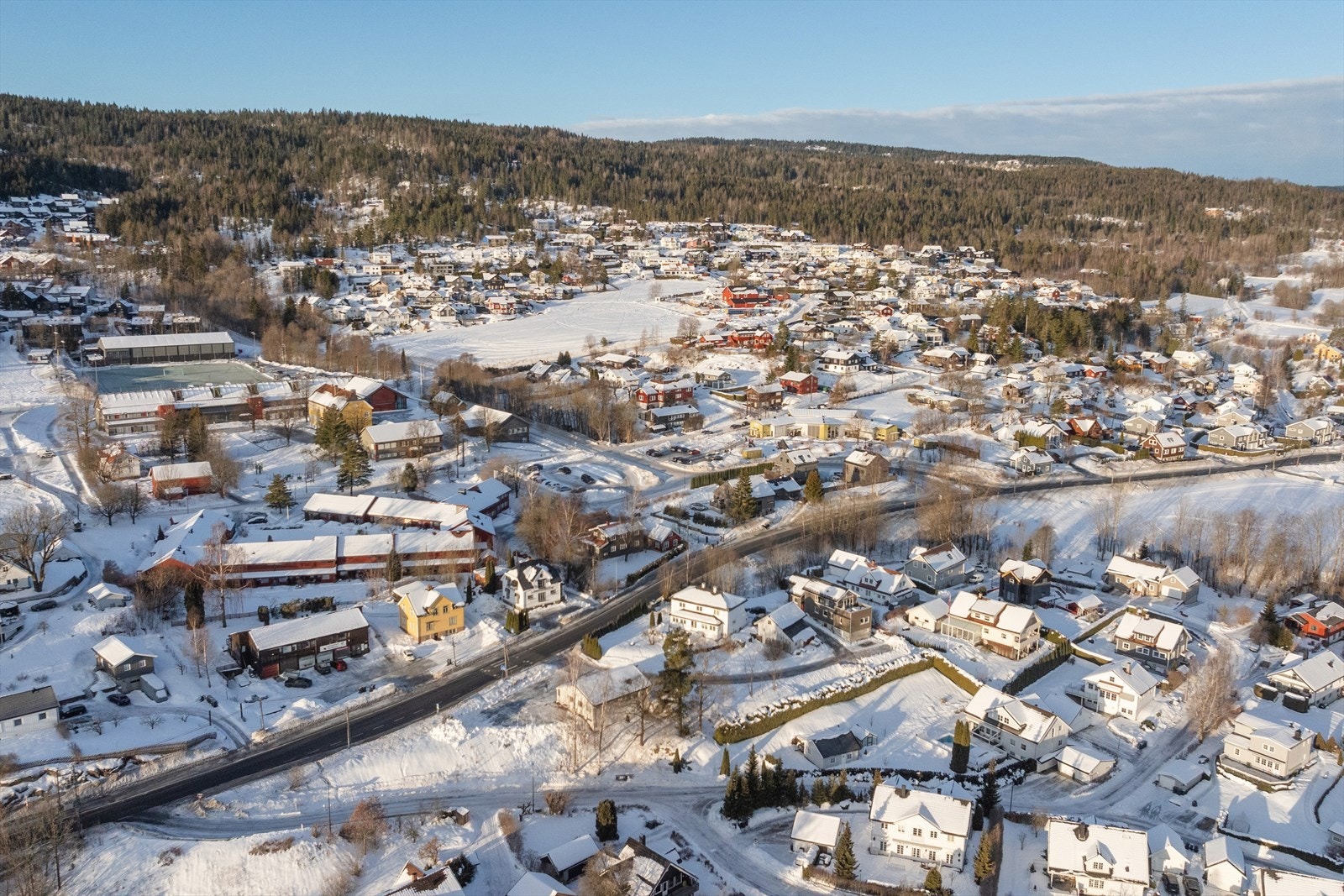 Kort gangavstand til barnehage og Lommedalen barneskole tvers over veien Galleribilde