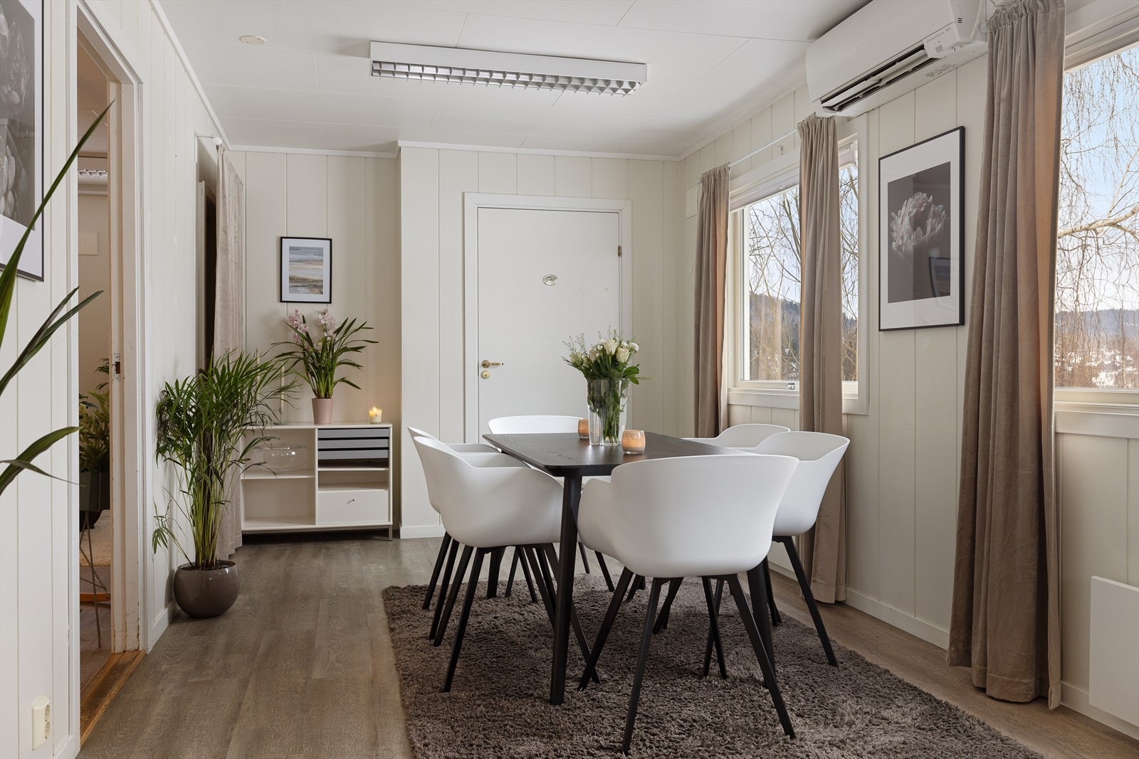 Lys og hyggelig spisestue, med god plass til spisebord og annet møblement Galleribilde