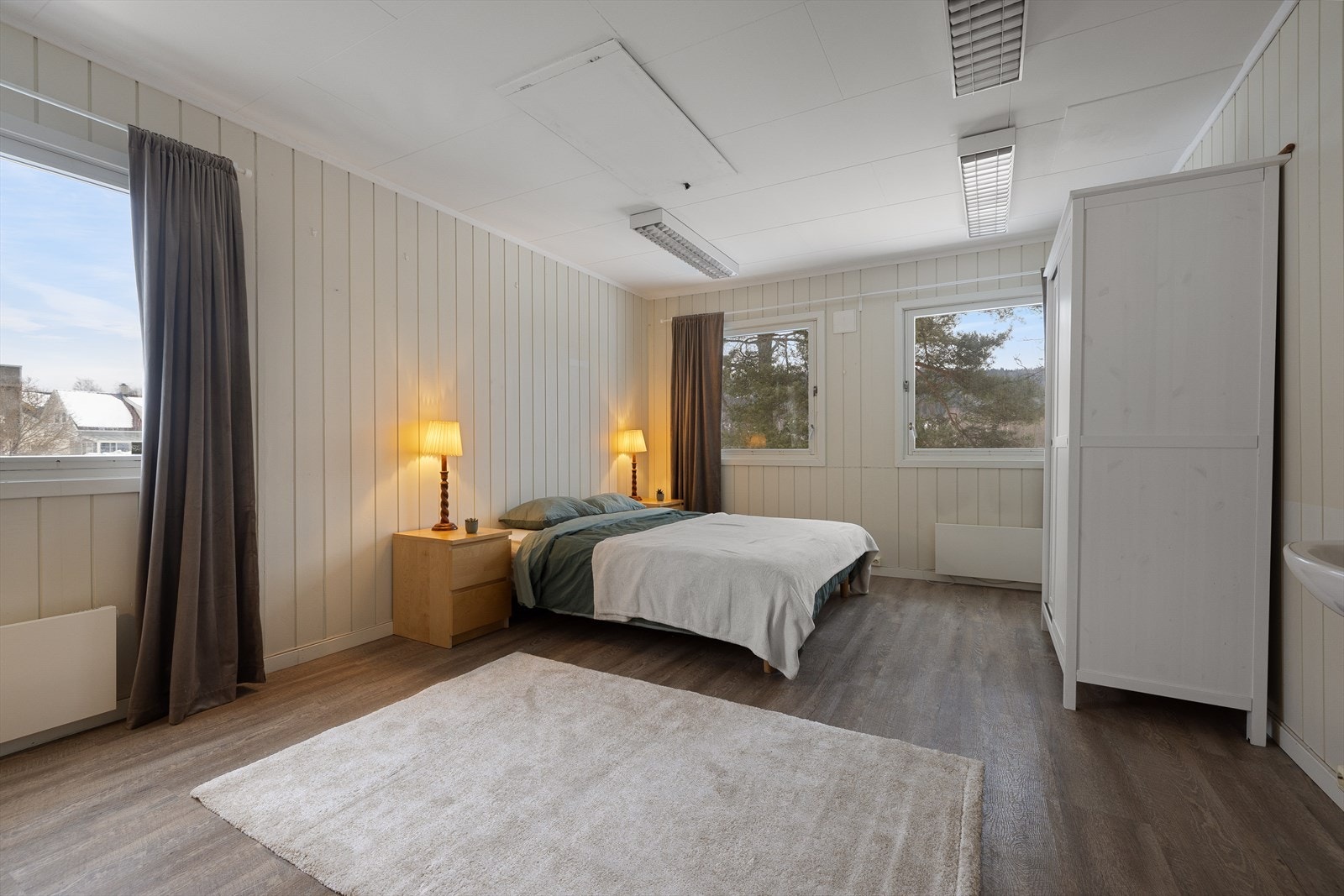 Soverom 2 er også stort, med plass til dobbeltseng, flere skap, kommode, skrivebord m.m. Galleribilde
