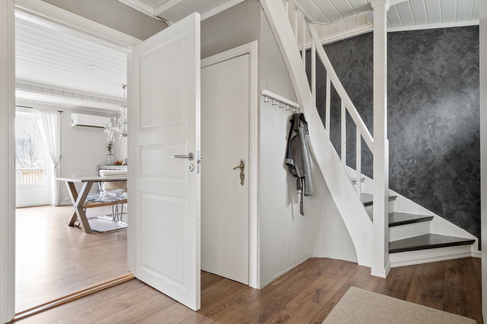 I innergangen er det gode muligheter for å henge av seg yttertøyet. Fra innergangen er det adkomst inn til stuen, opp til andreetasje og ned til kjelleren. Galleribilde