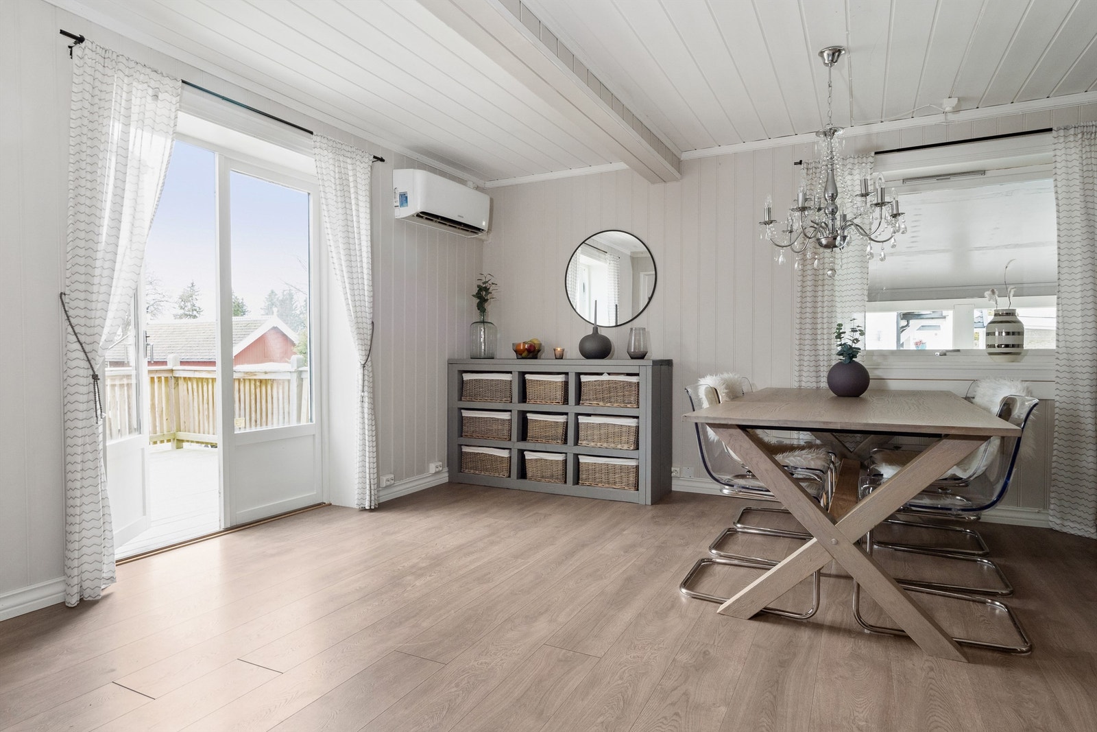 Stuen har lysmalt panel på veggen og laminat på gulvet. Stuen er romslig med flere vinduer som slipper inn dagslys, og en terrassedør som gir deg adkomst ut til terrassen. Galleribilde