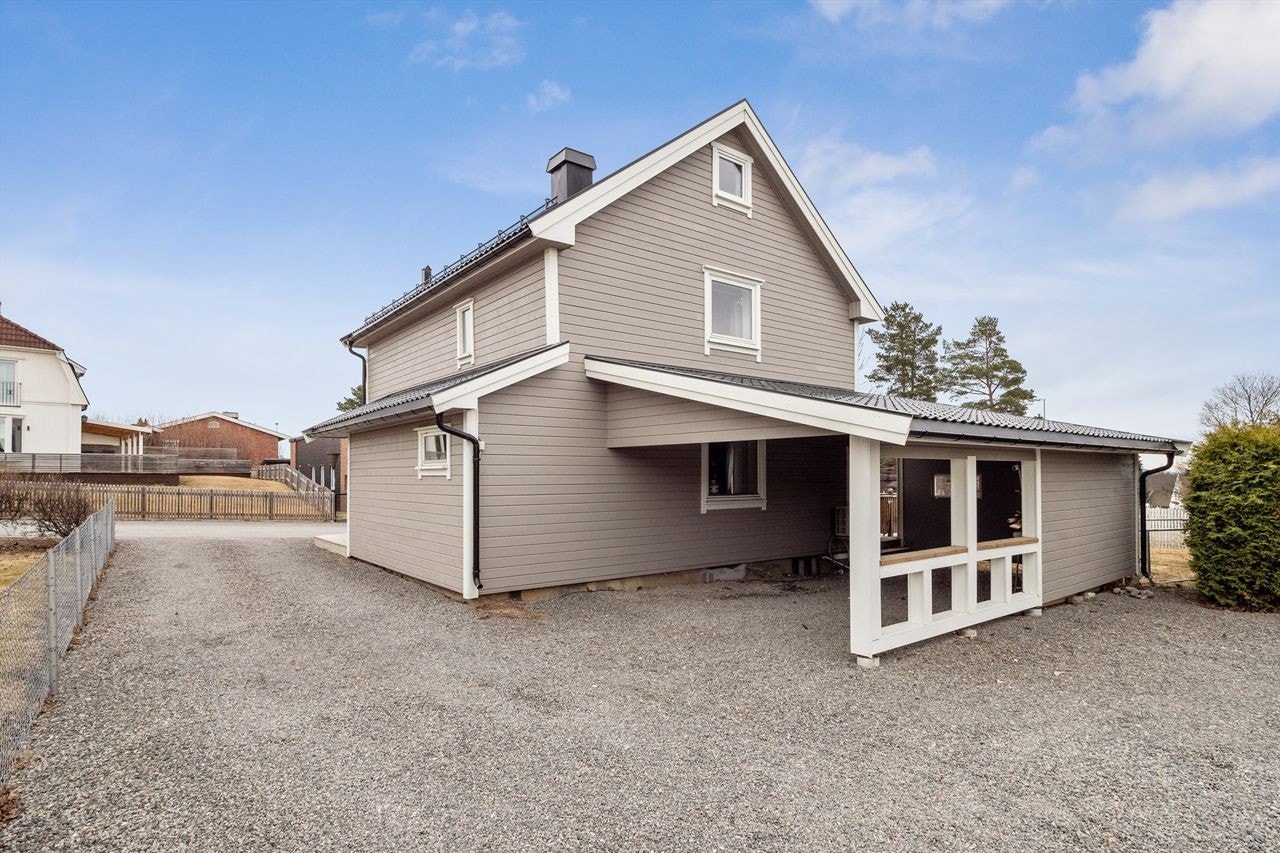 Inntilbygget carport på baksiden av boligen. Galleribilde