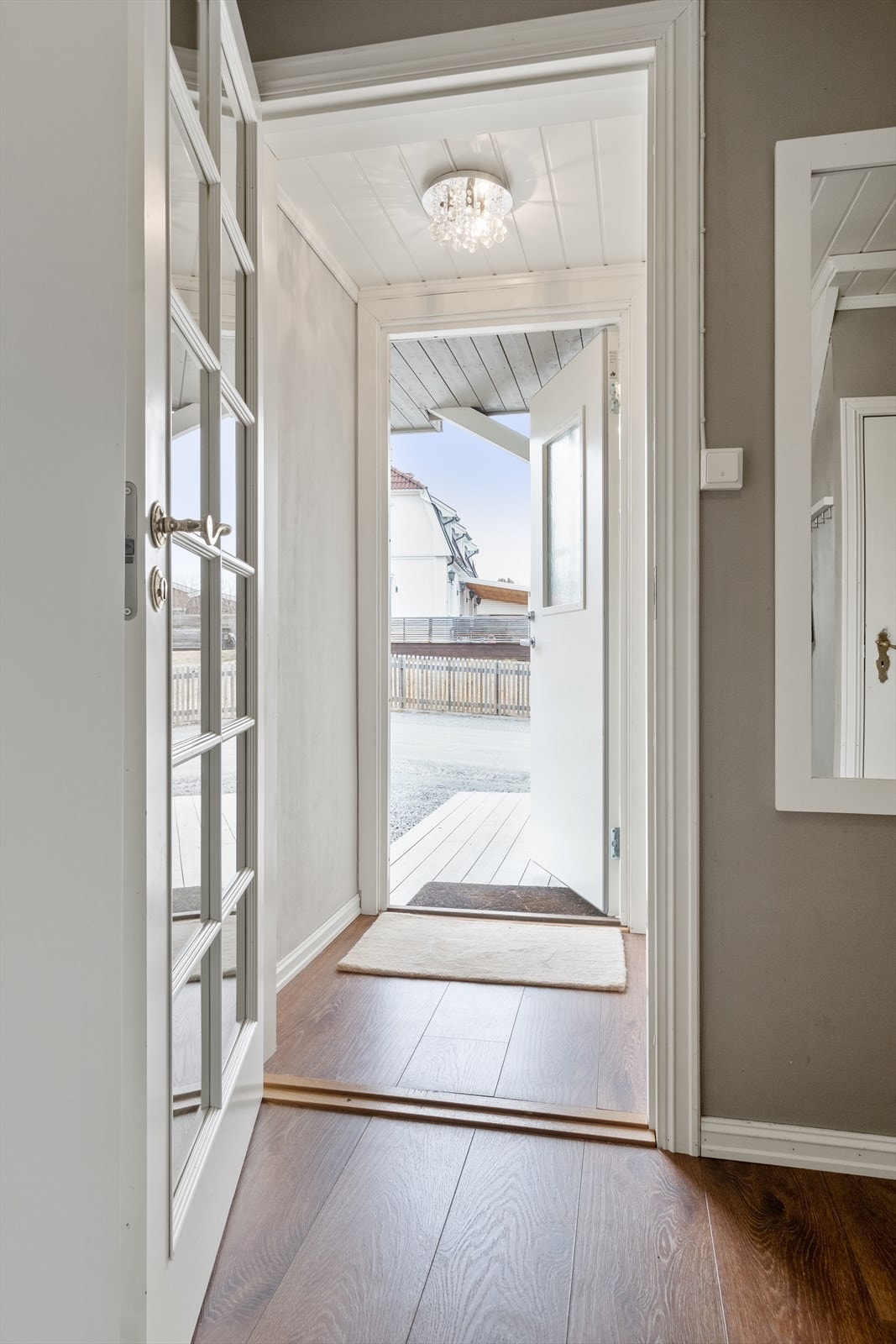Velkommen inn! Lys entré med laminat på gulvet og dør med glassfelt som fører deg videre inn i innergangen. Gangen har malte vegger og laminat på gulvet. Galleribilde