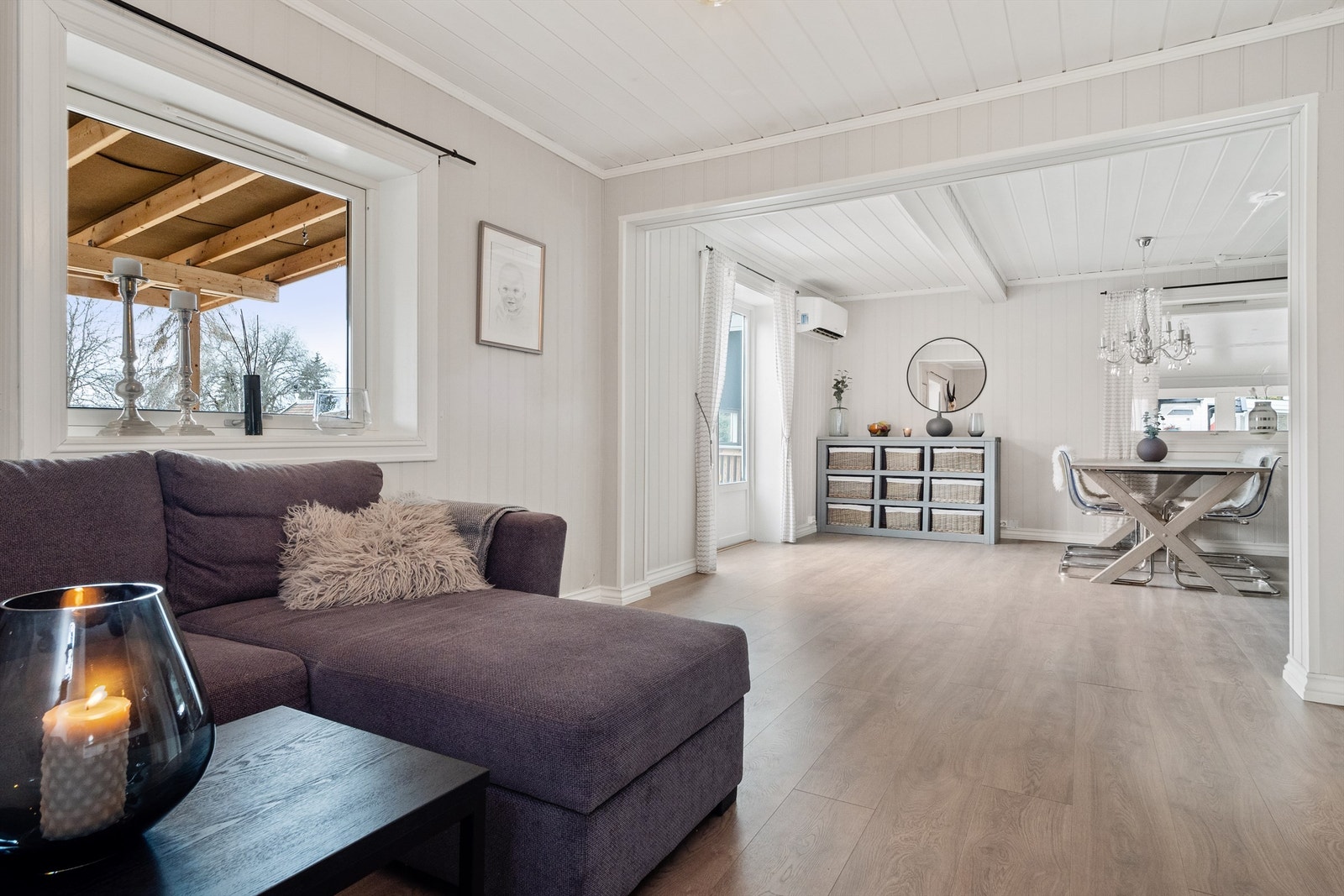 Stuen er meget romslig med god plass til flere sittegrupper! Galleribilde