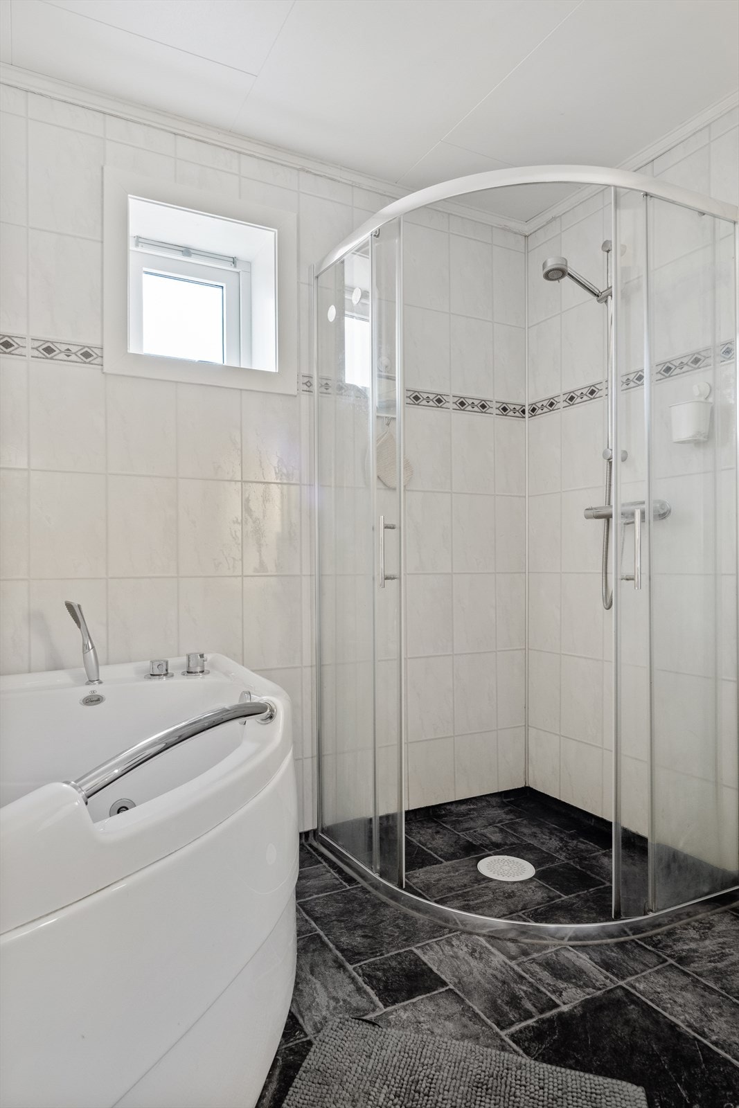 Dusjhjørne og badekar. Galleribilde