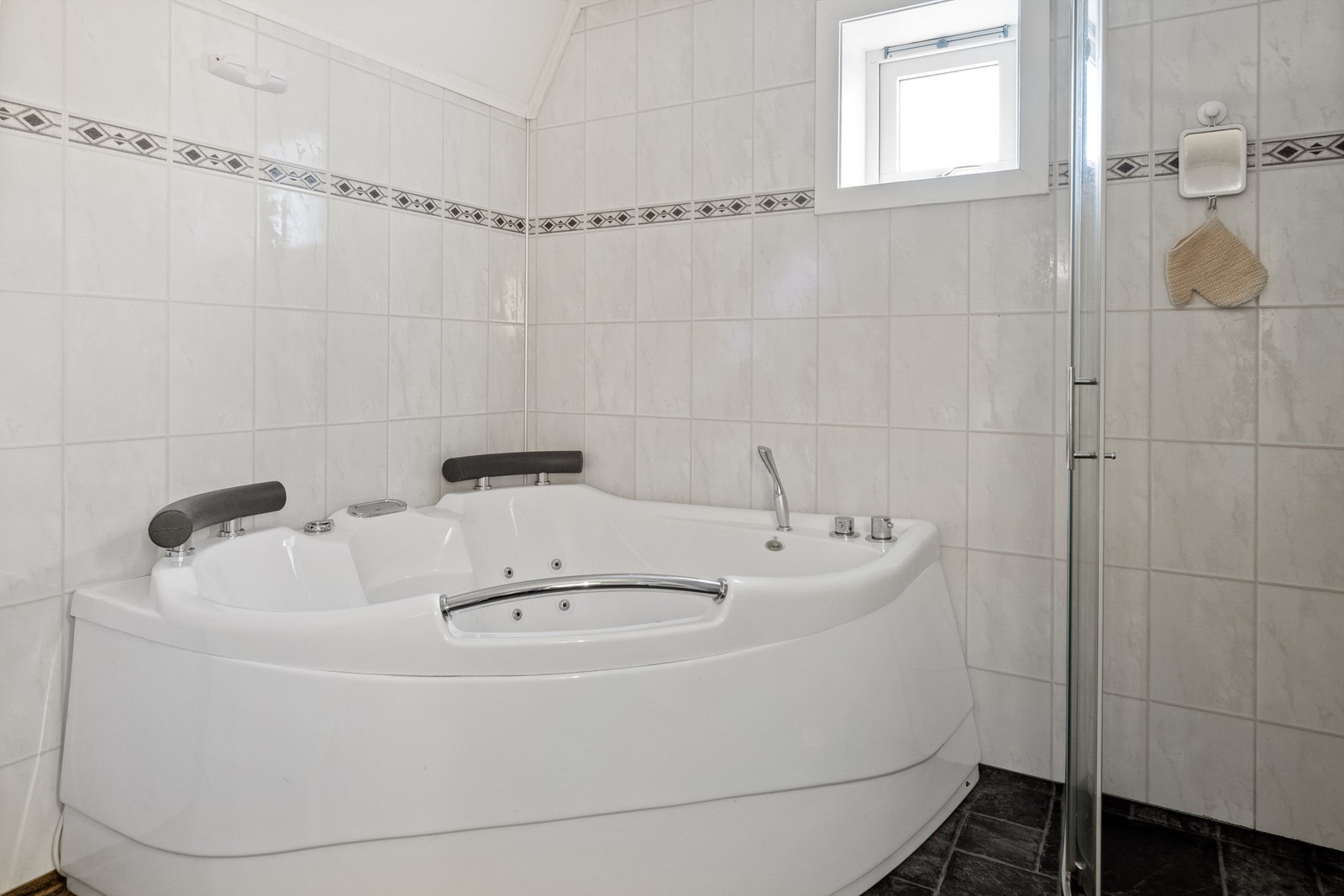 Opplyst av selger at boblefunksjonen på badekaret ikke fungerer. Galleribilde