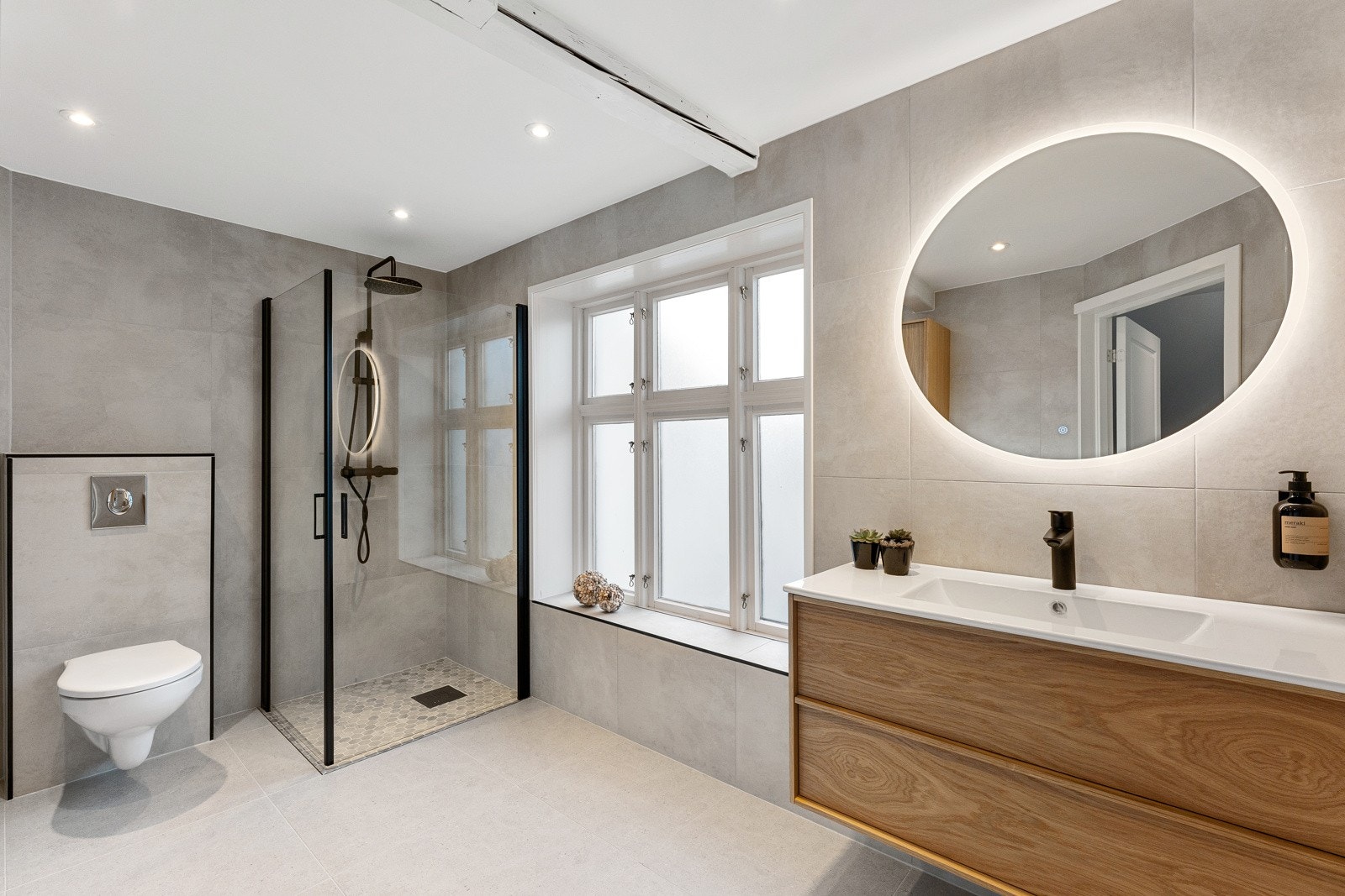 Leiligheten har to delikate bad, begge pusset opp i 2024. Galleribilde