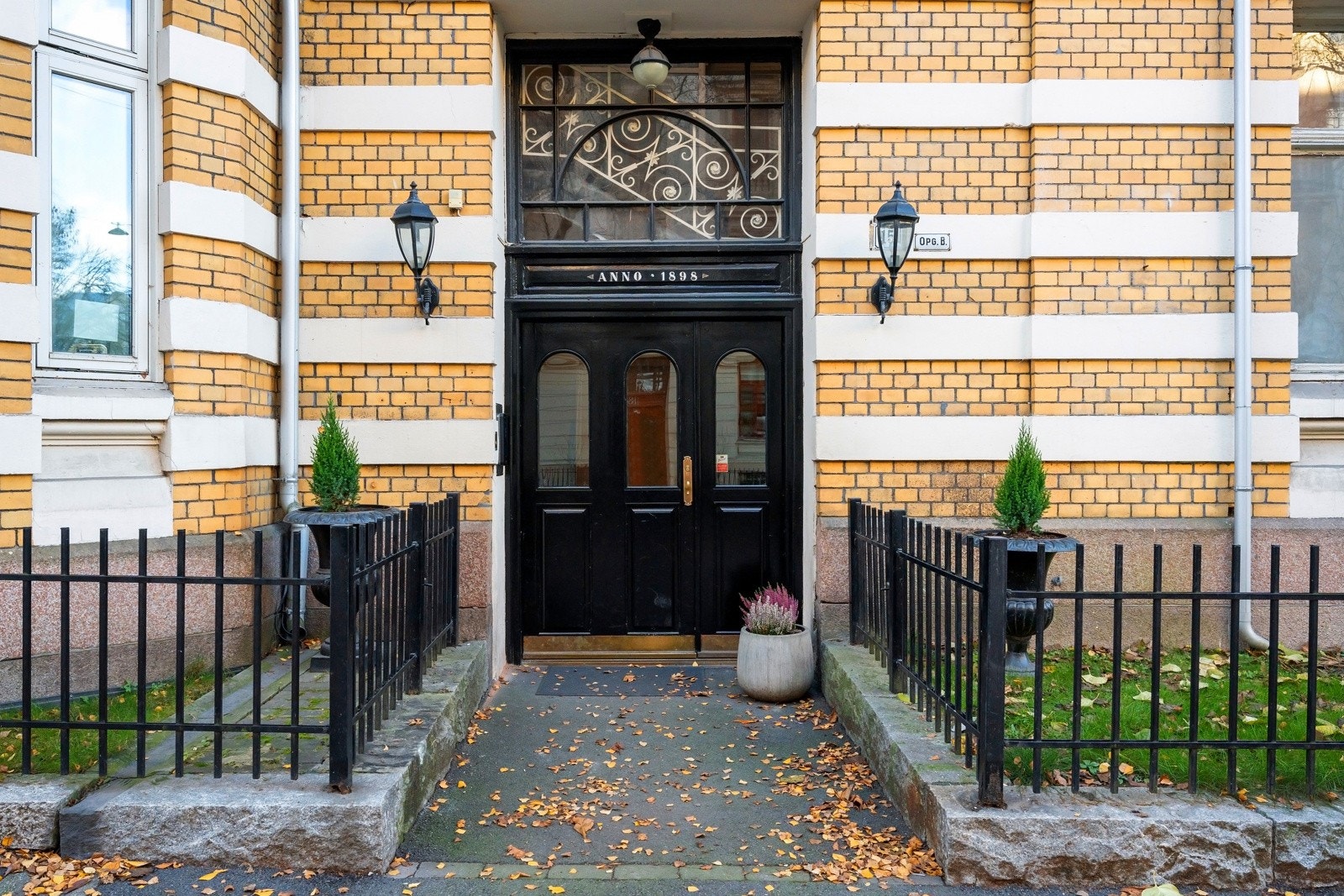 Leiligheten ligger i en klassisk bygård med representativt inngangsparti i et ettertraktet boligområde på Frogner med umiddelbar nærhet til "alt" Galleribilde