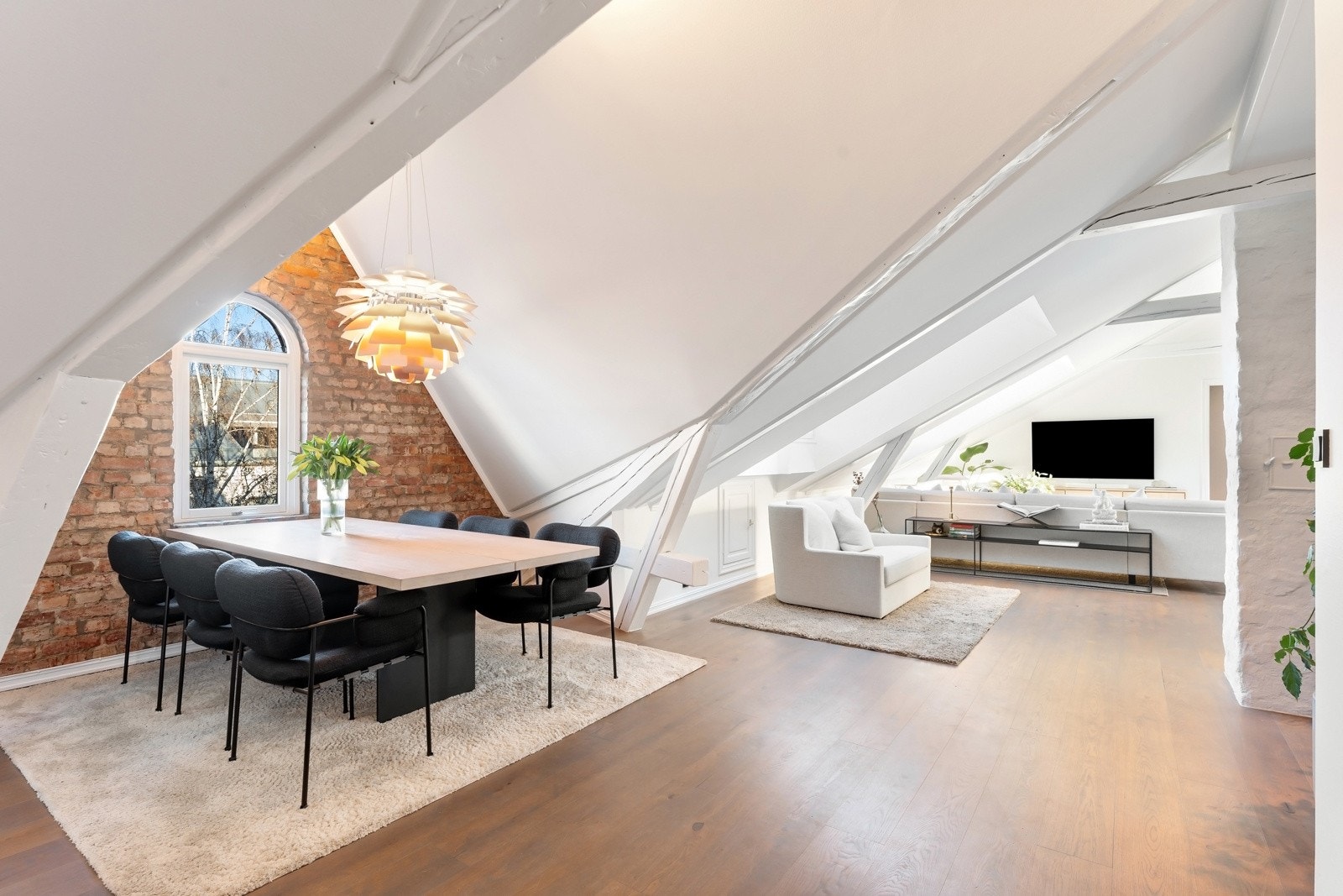 Spisestue i åpen løsning mot kjøkken og stue, gulvarealet i leiligheten på ca 131 kvm. Galleribilde