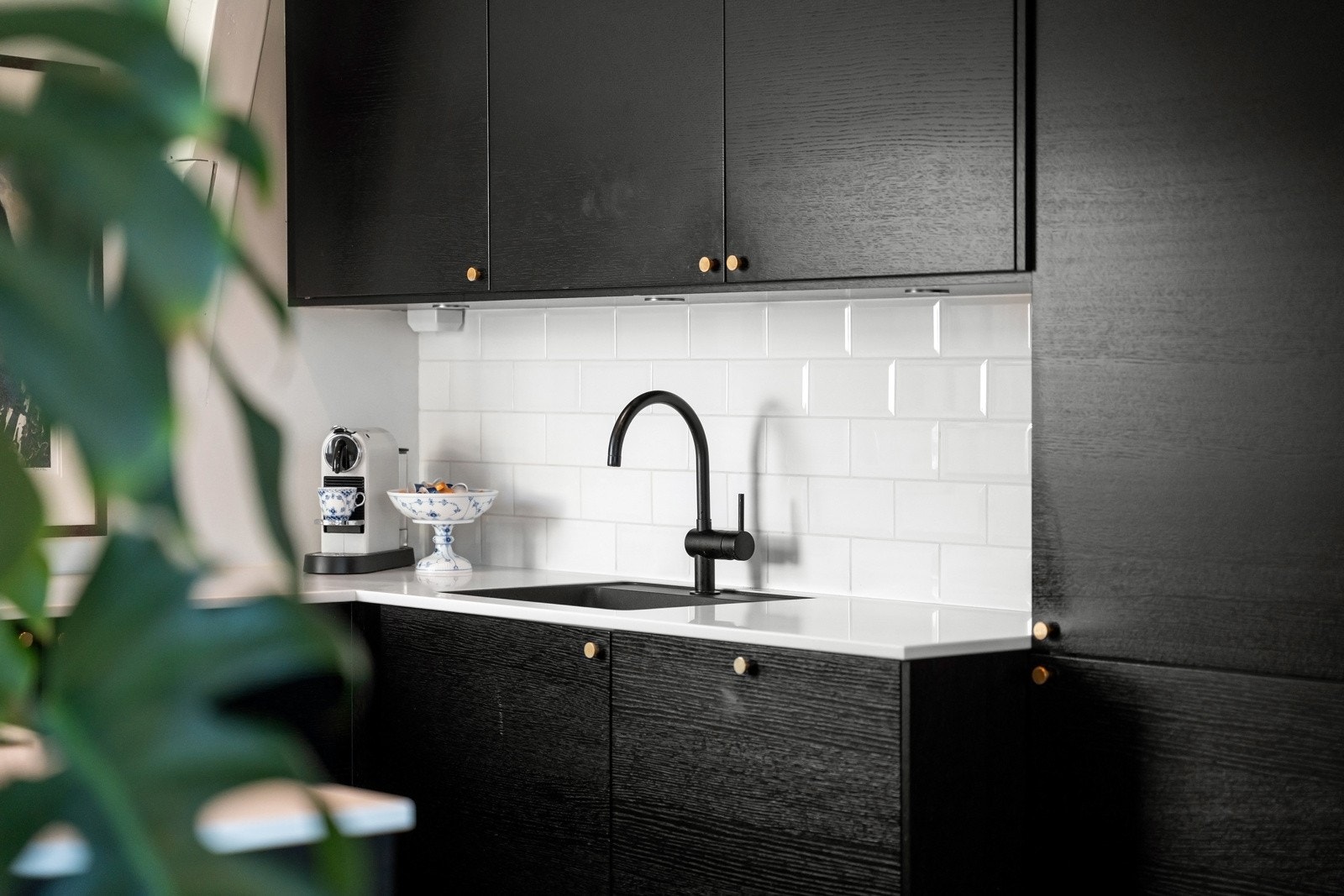 Praktisk utforming som tilbyr rikelig med skap- og benkeplass Galleribilde