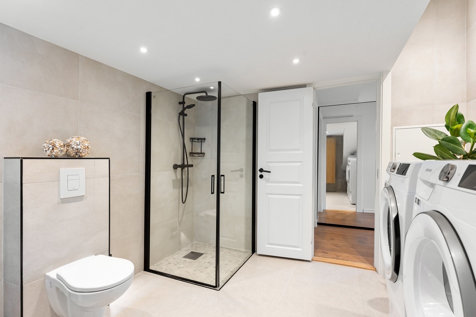 Stort bad med opplegg for vaskemaskin og tørketrommel. Galleribilde