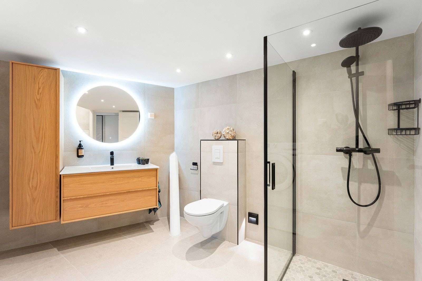 Det andre badet, bygget i 2024 har adkomst fra entré og fremstår med samme delikate innredning. Også dette bad med TG0. Galleribilde