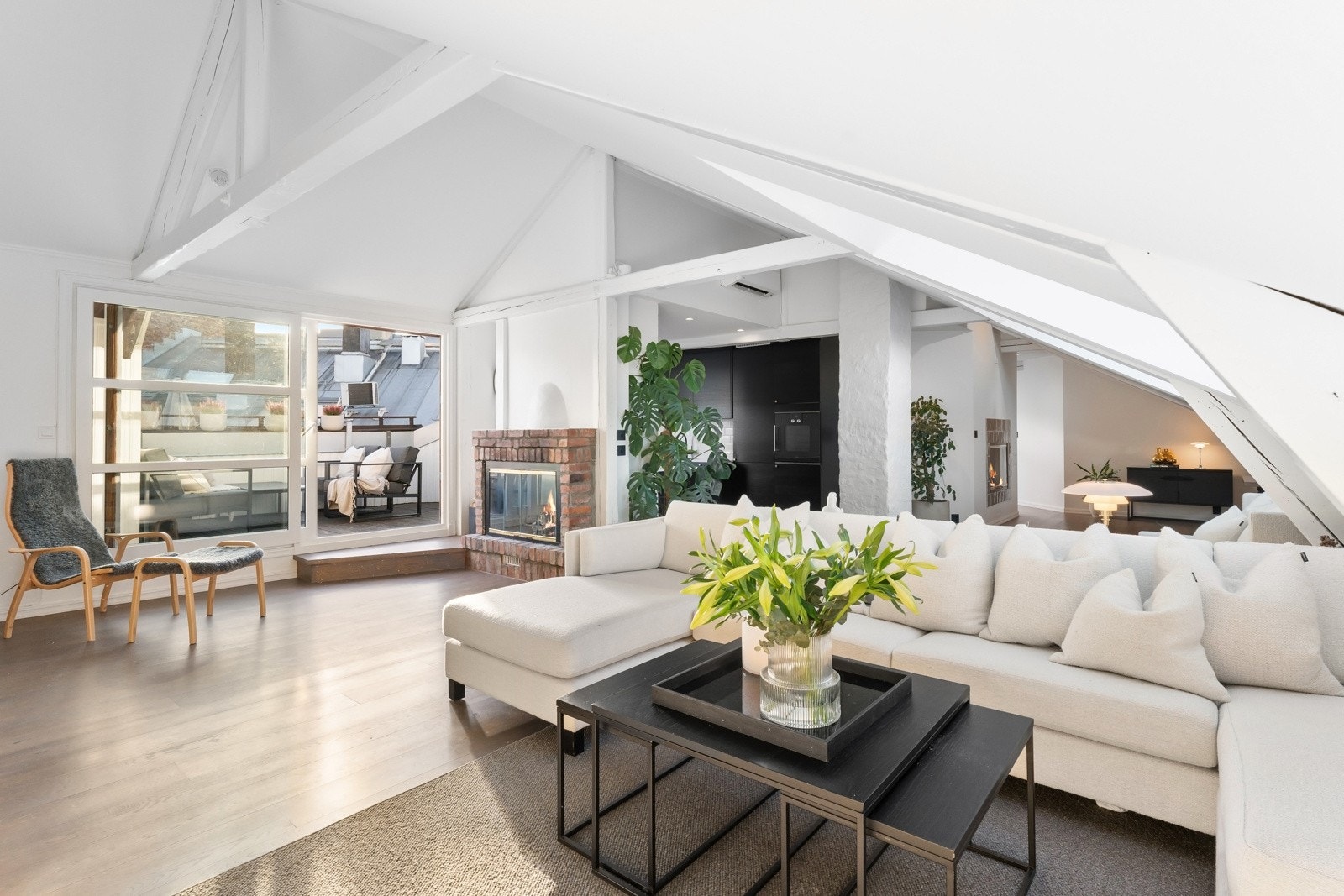 Leiligheten, med et gulvareal på hele 131 kvm og holder en høy standard etter flere oppgraderinger de senere år. Galleribilde