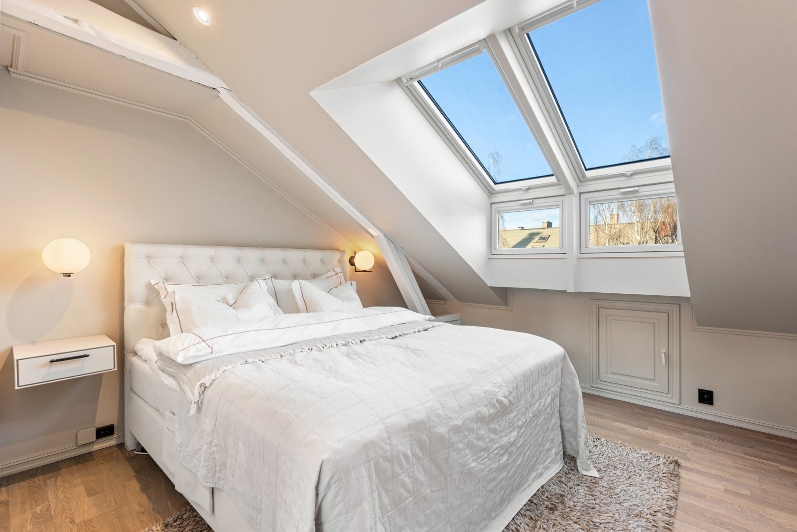 Luftig hovedsoverom med plass til dobbeltseng, nattbord, kommode og øvrig soveromsmøblement. Galleribilde