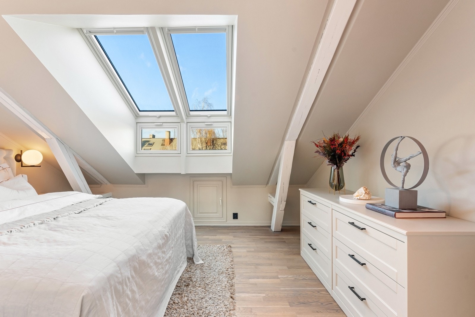 Store vindusflater sikrer gode lysforhold. Galleribilde