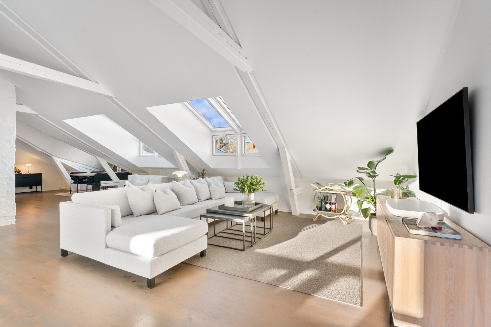 Lys og innbydende stue med gode innredningsmuligheter. Galleribilde