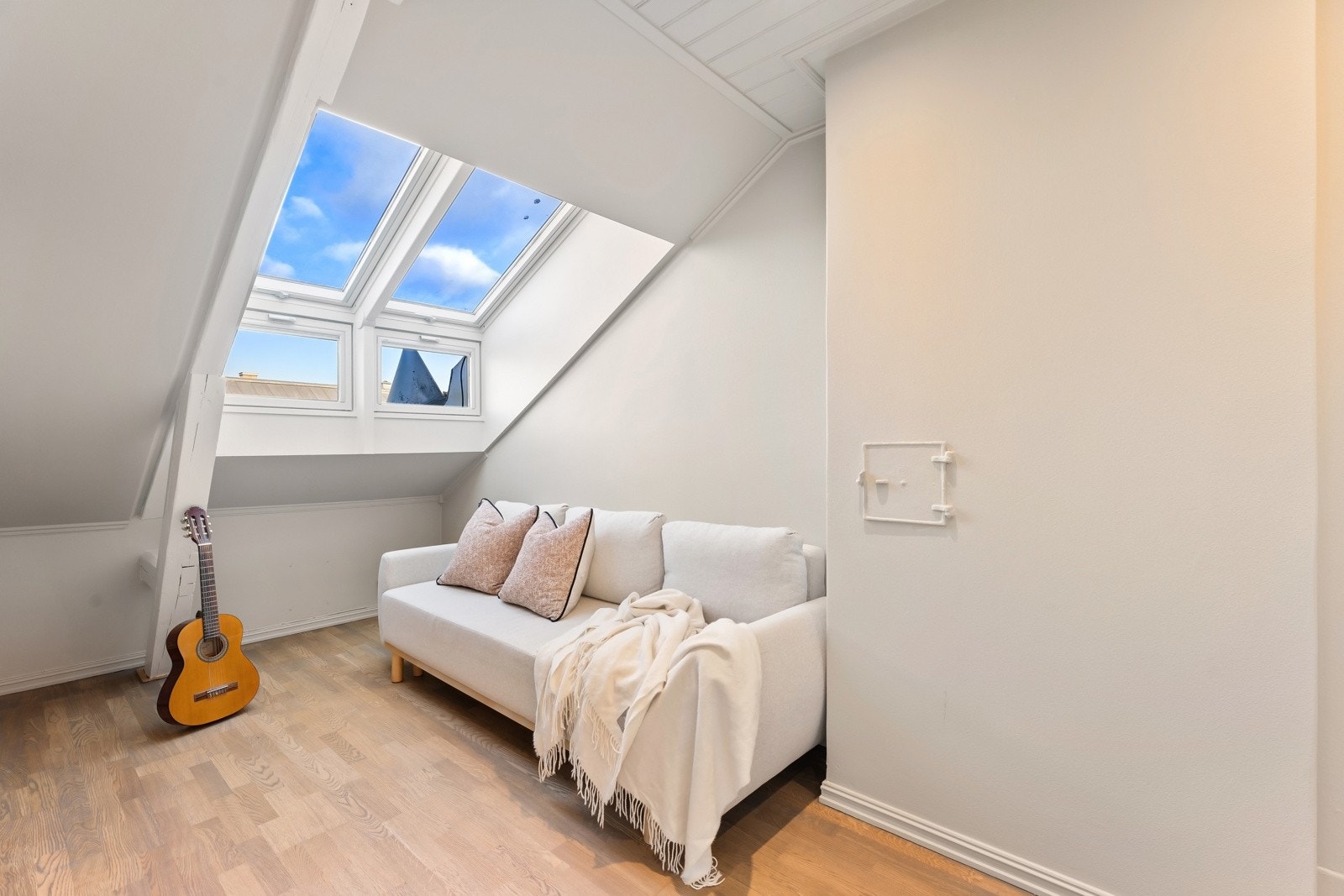 Det er montert solskjerming på vinduer på begge soverommene. Galleribilde