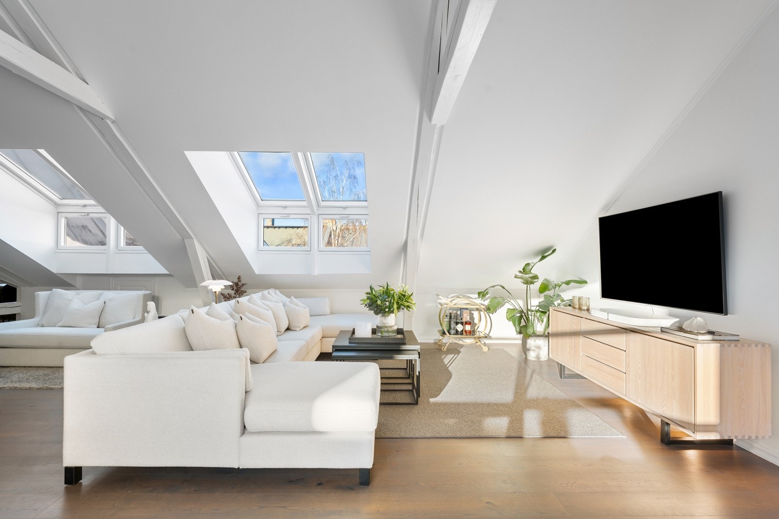 Store vindusflater, lysmalte vegger og god takhøyde skaper en luftig atmosfære. Galleribilde