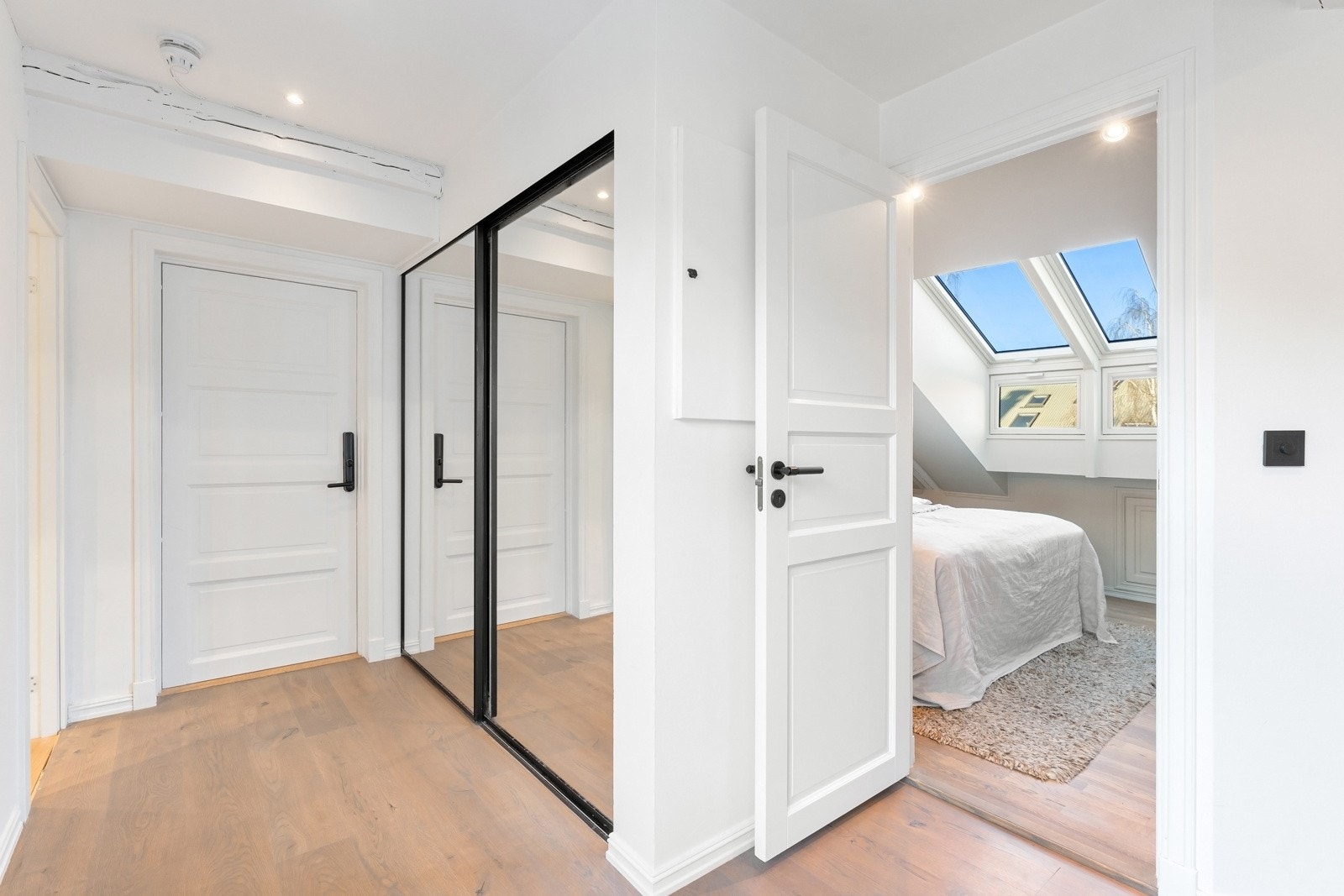 Leiligheten ligger i byggets toppetasje og har heisadkomst. Galleribilde