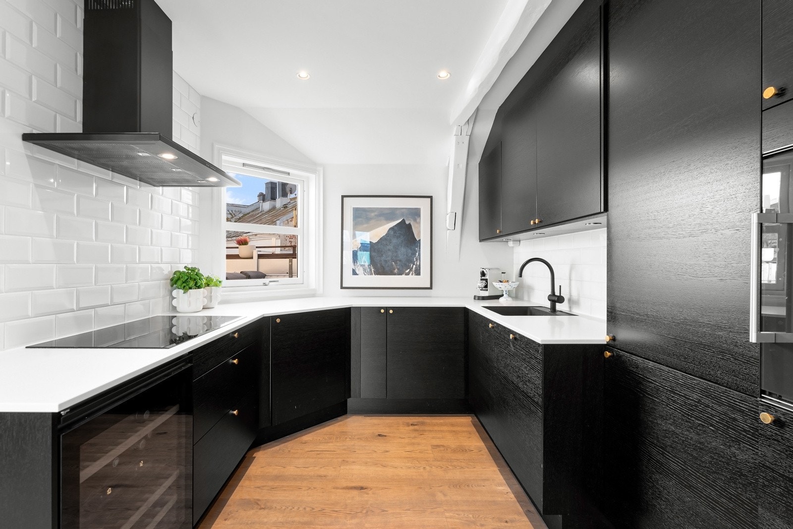 Kjøkkenet ble pusset opp i 2016/2017, og har en stilfull og moderne innredning fra HTH og hvitevarer av god kvalitet. Galleribilde