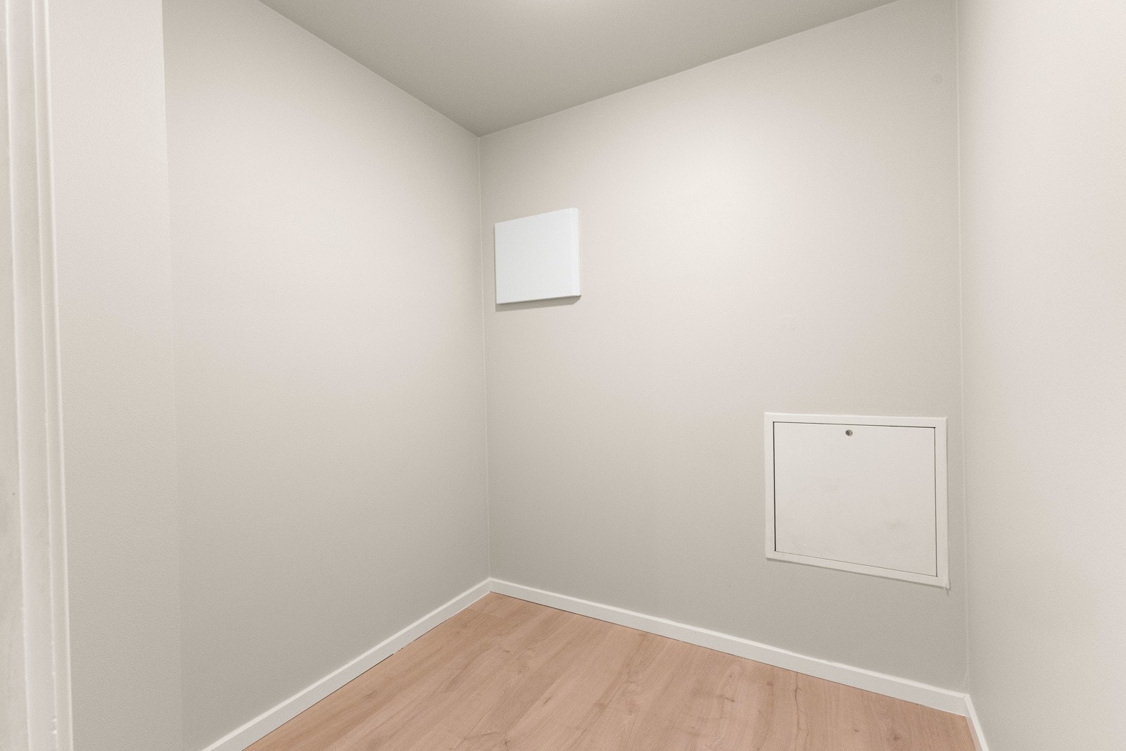 Praktisk innvendig bod på ca. 4 kvm gir ekstra lagringsplass. Galleribilde