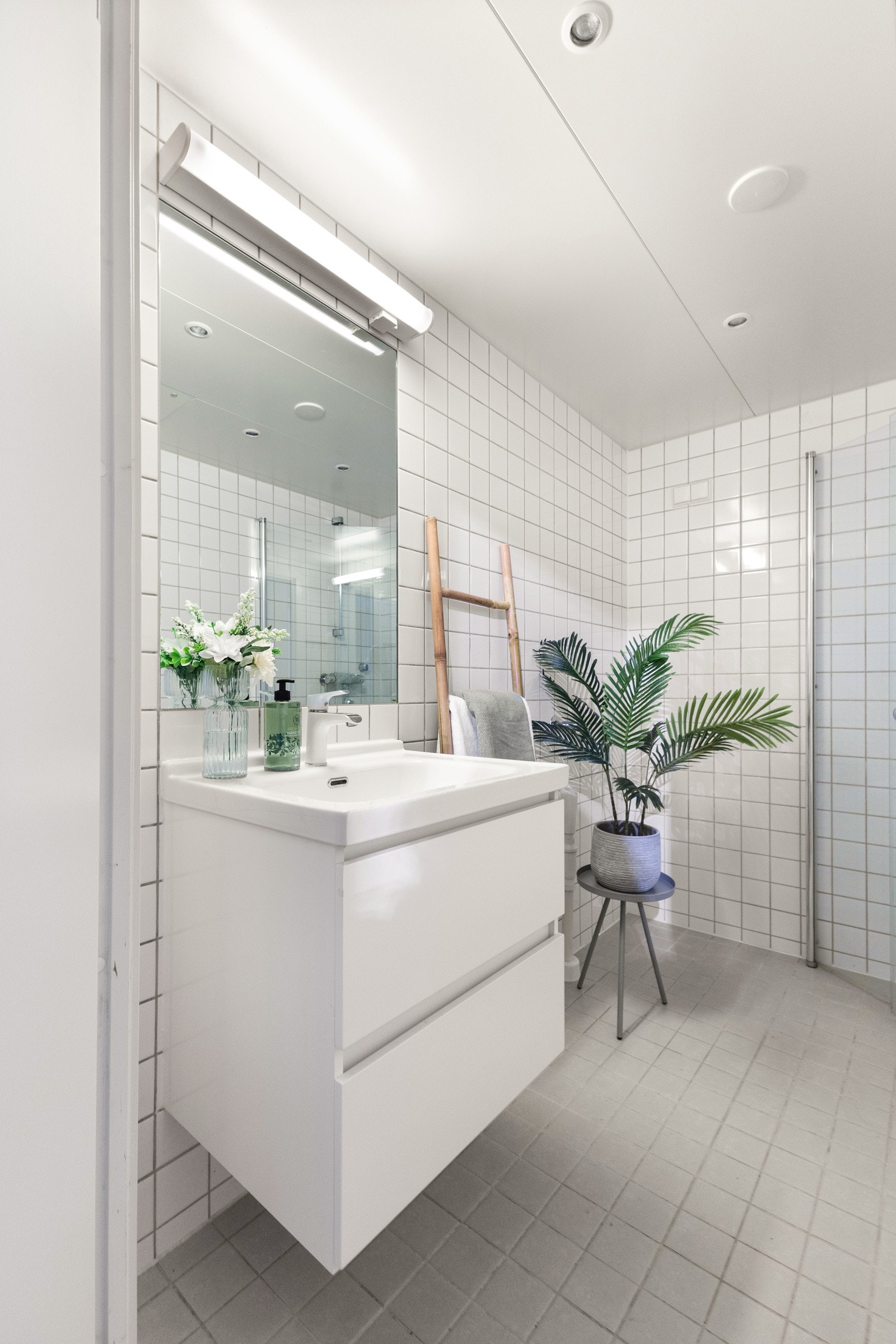 adet er utstyrt med vegghengt toalett, dusjhjørne med inn- og utadslående dusjdører, servant med underskap samt innfliset speil med overlys Galleribilde